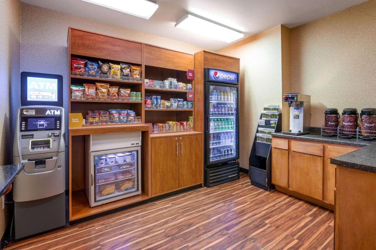 Comfort Suites Burlington Bagian luar foto