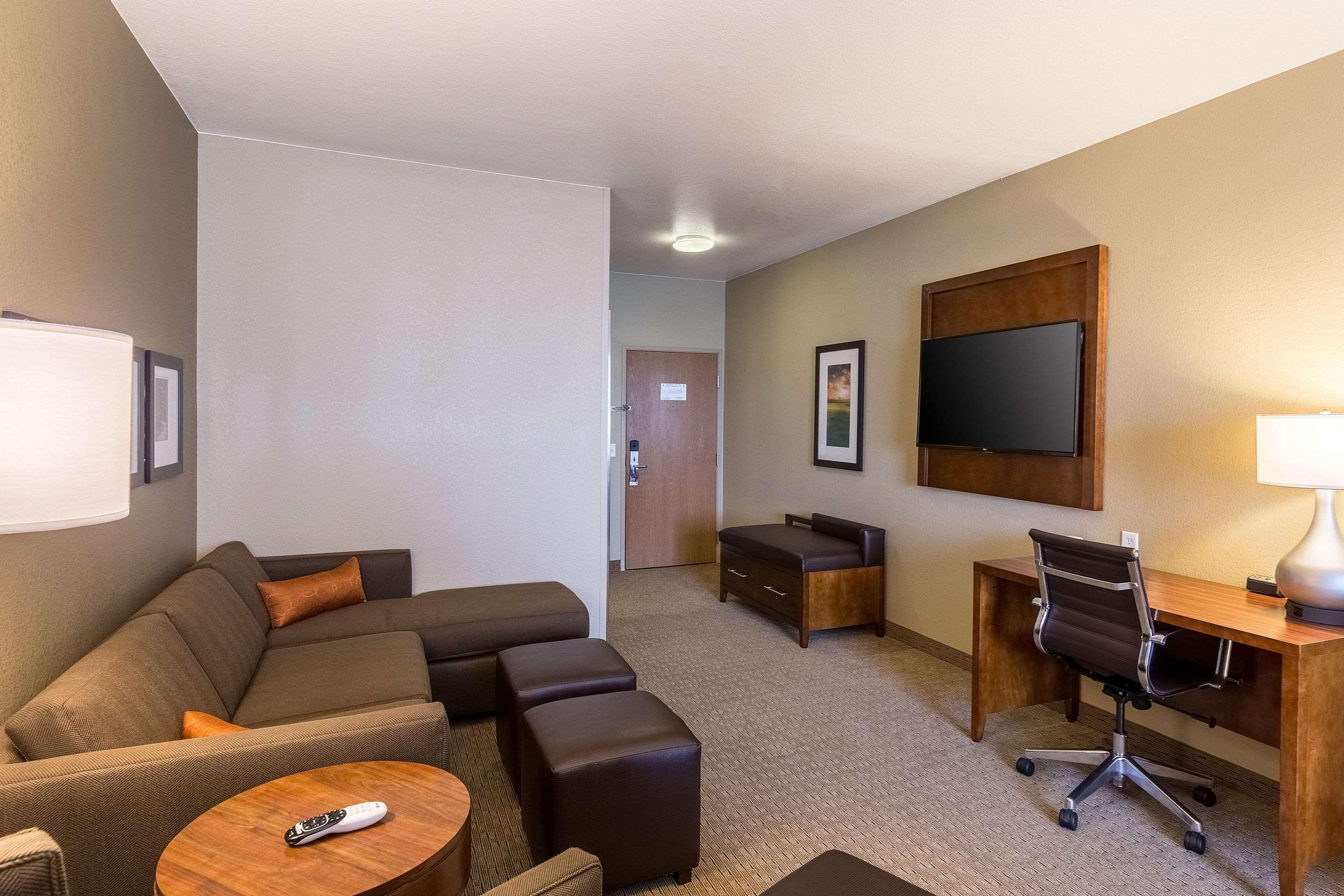 Comfort Suites Burlington Bagian luar foto