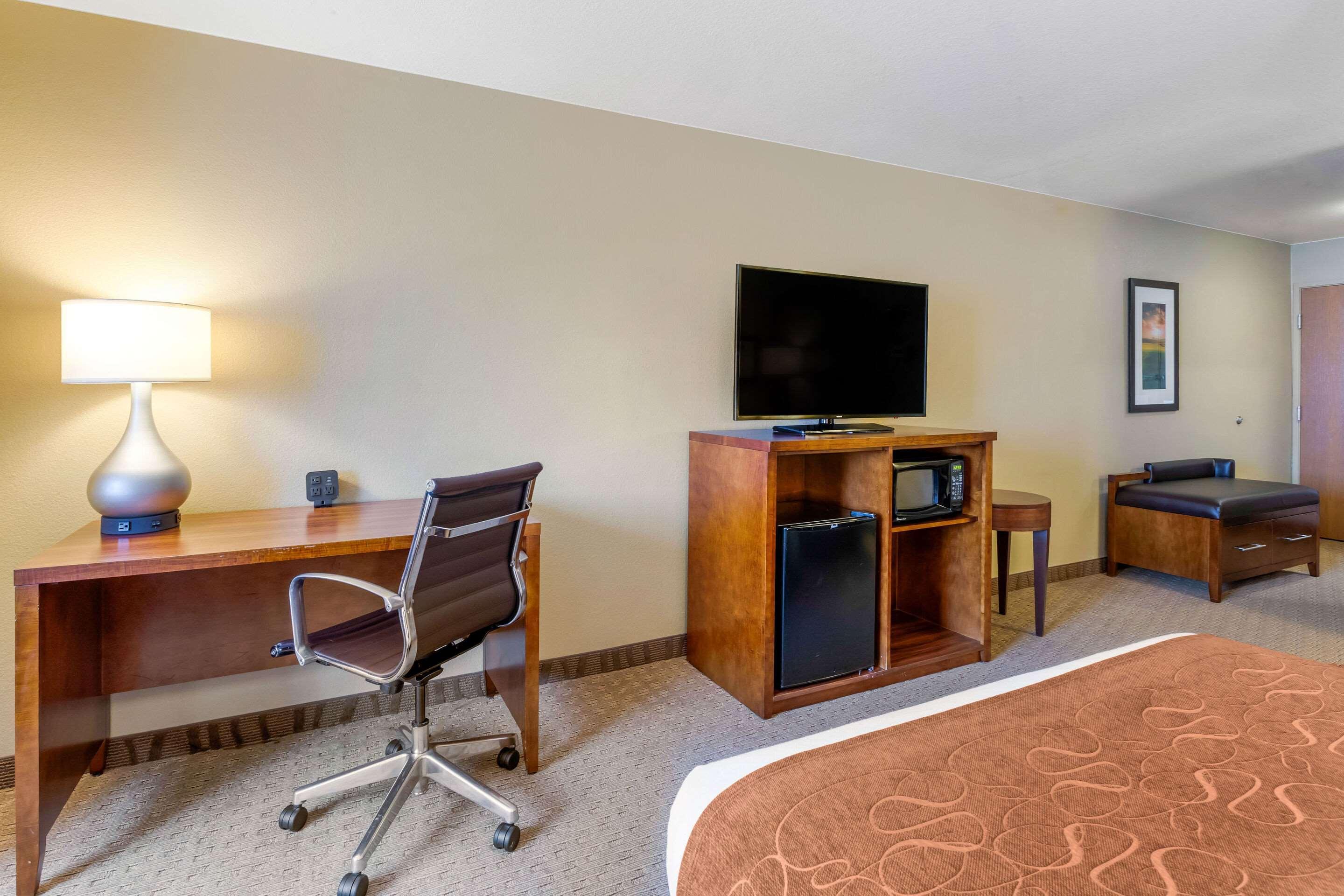 Comfort Suites Burlington Bagian luar foto