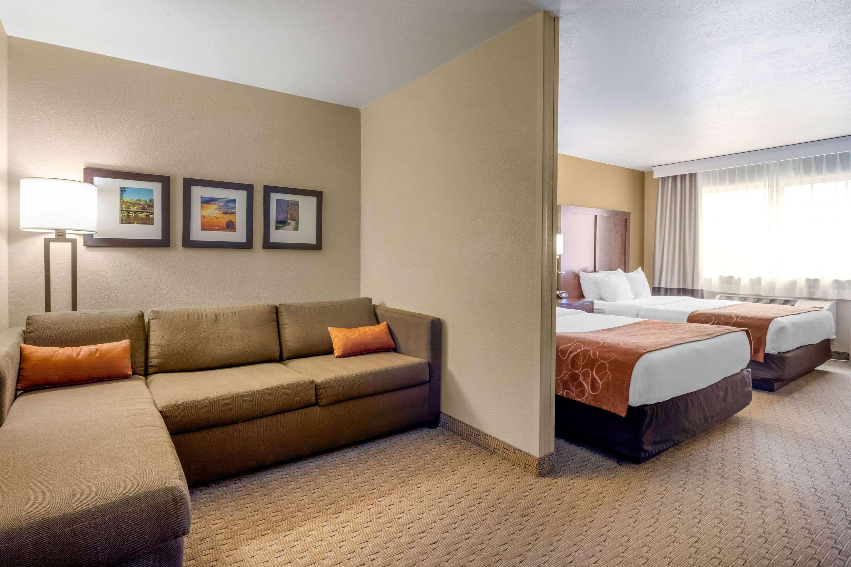 Comfort Suites Burlington Bagian luar foto