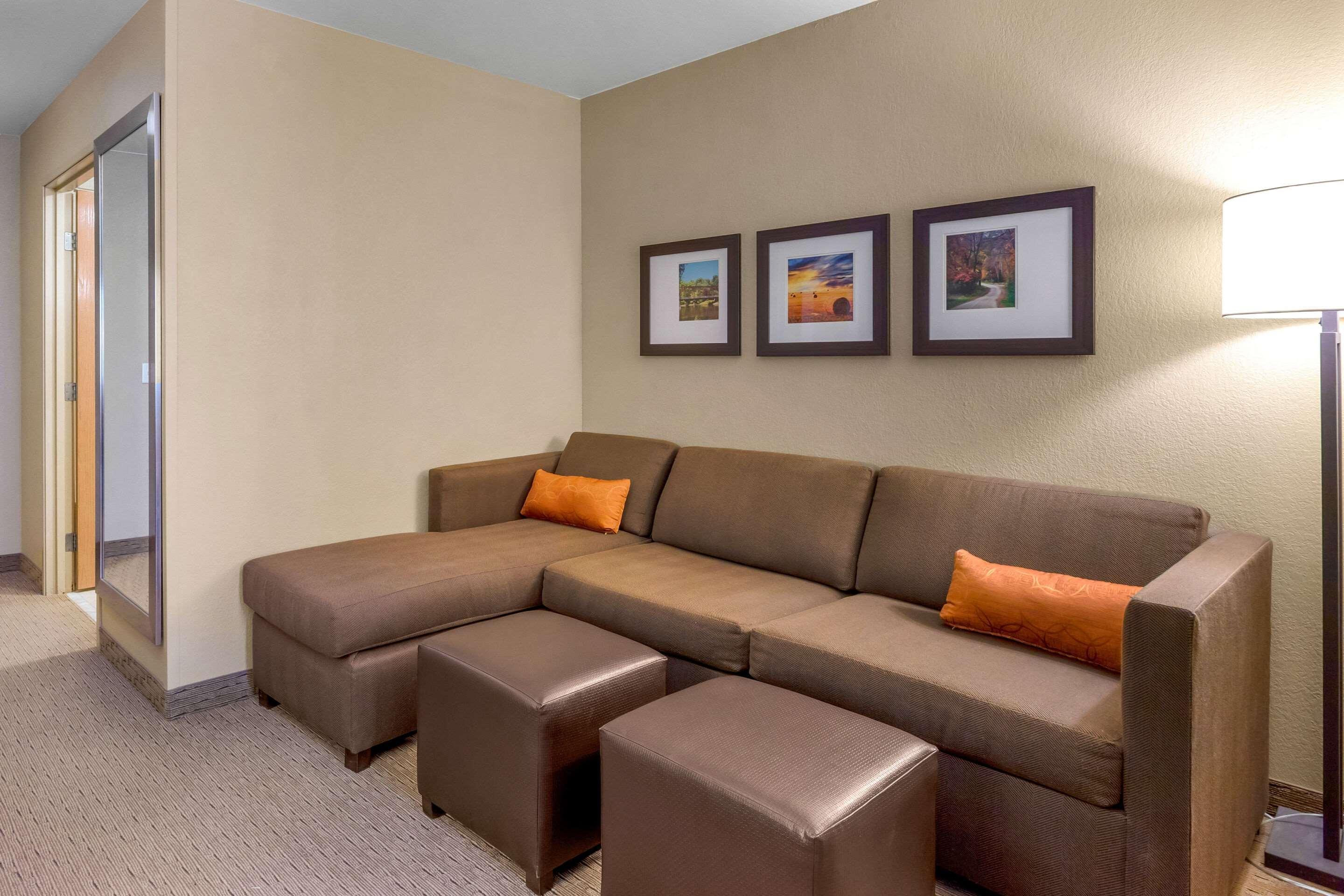 Comfort Suites Burlington Bagian luar foto