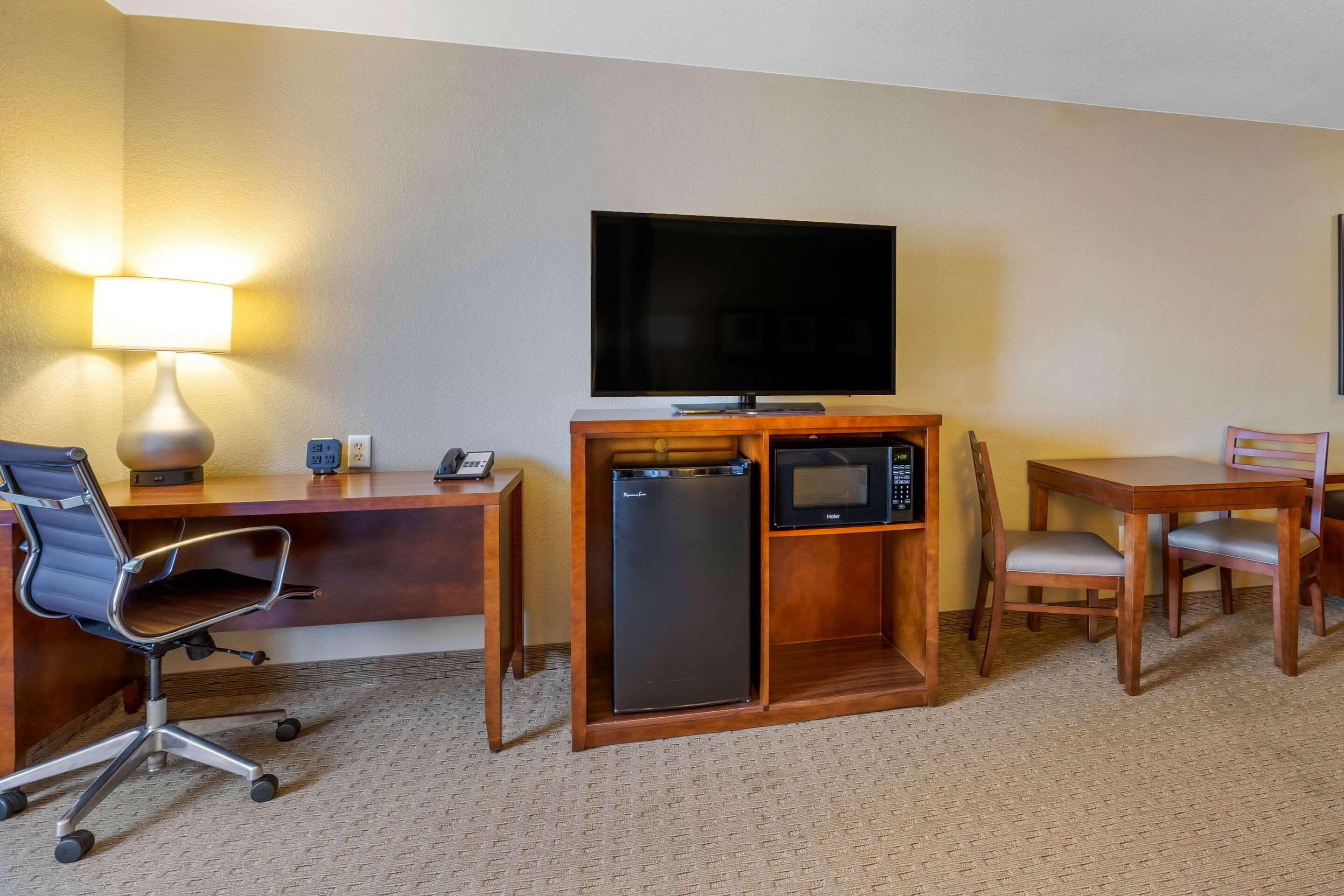 Comfort Suites Burlington Bagian luar foto