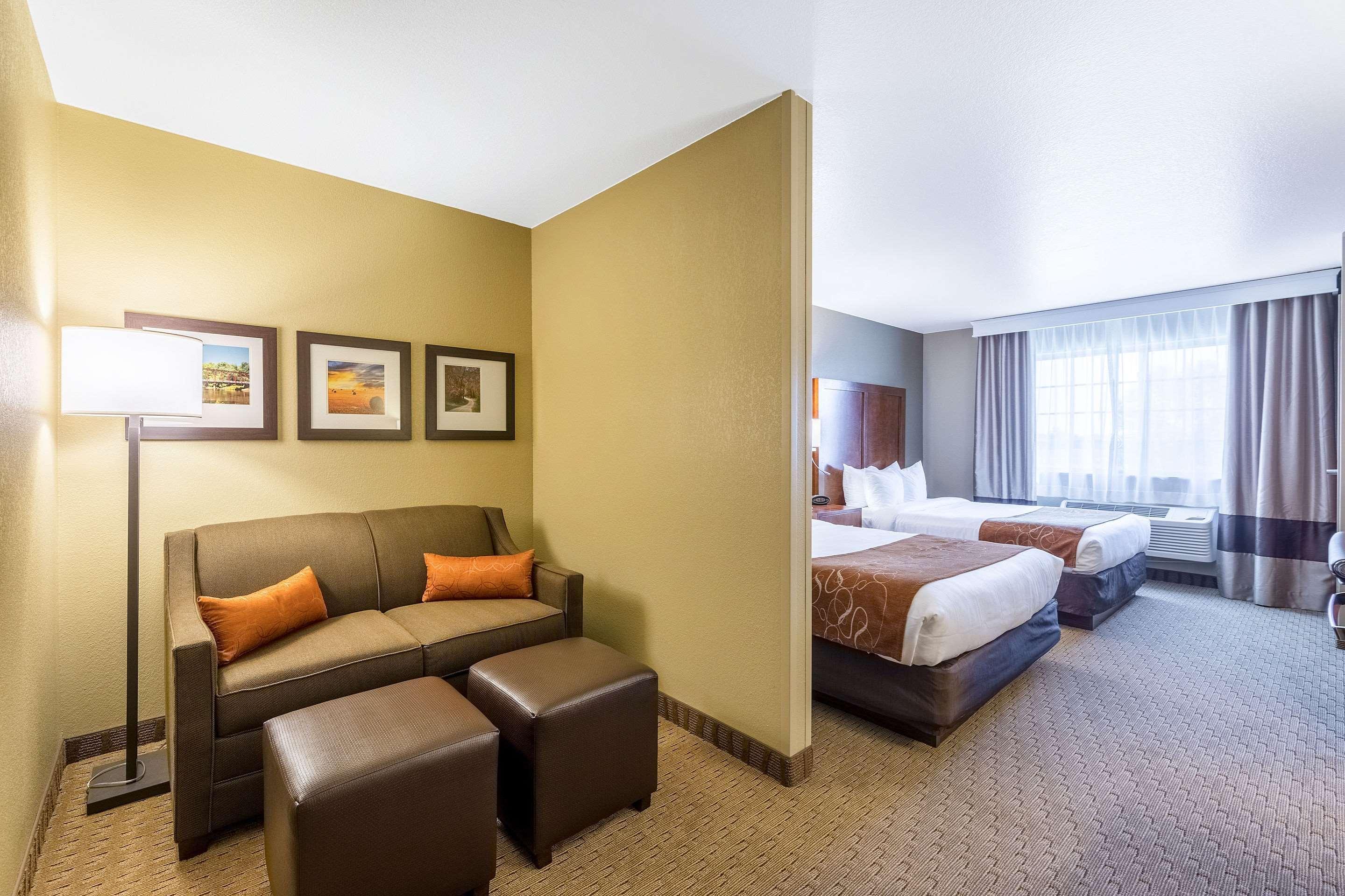 Comfort Suites Burlington Bagian luar foto