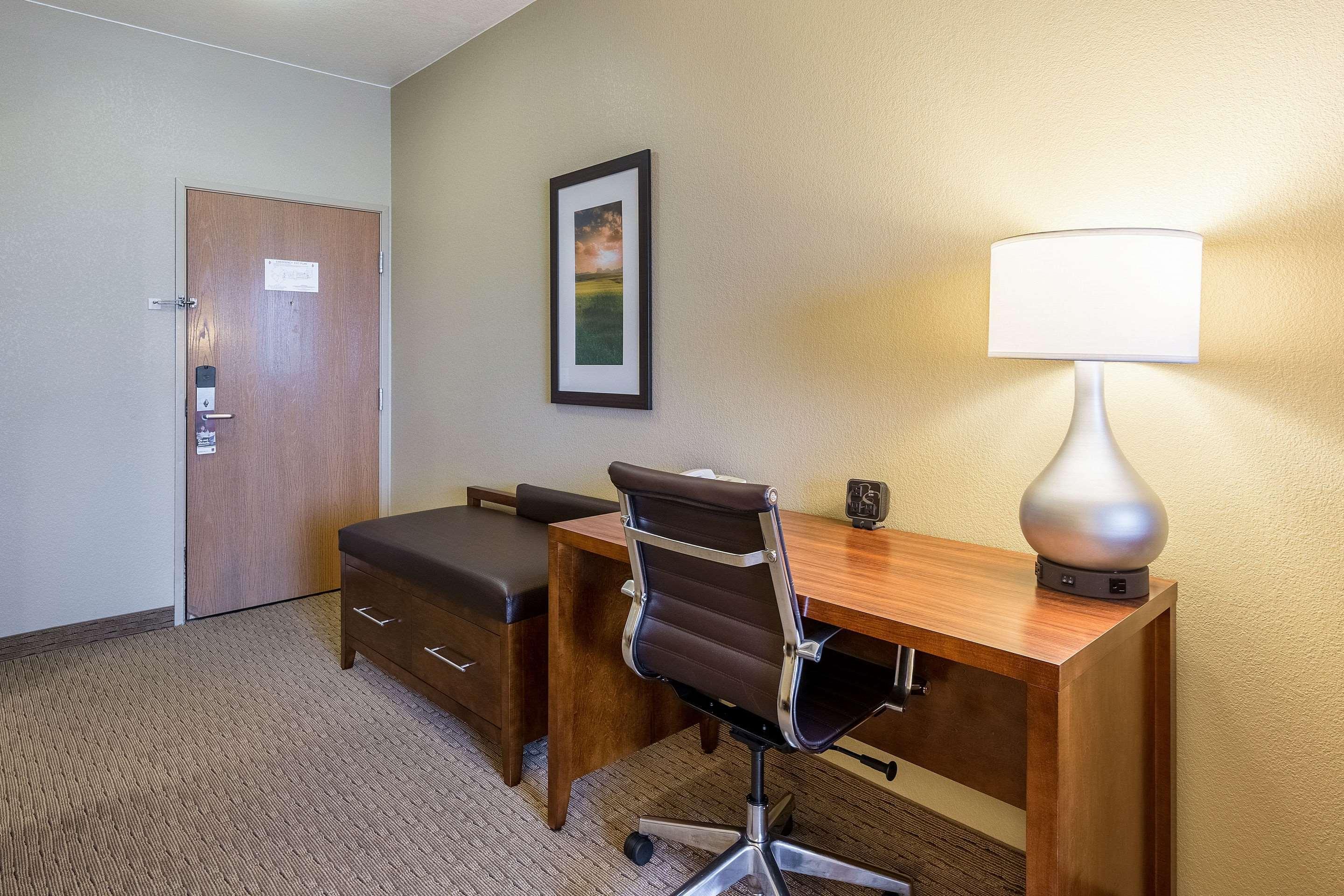 Comfort Suites Burlington Bagian luar foto