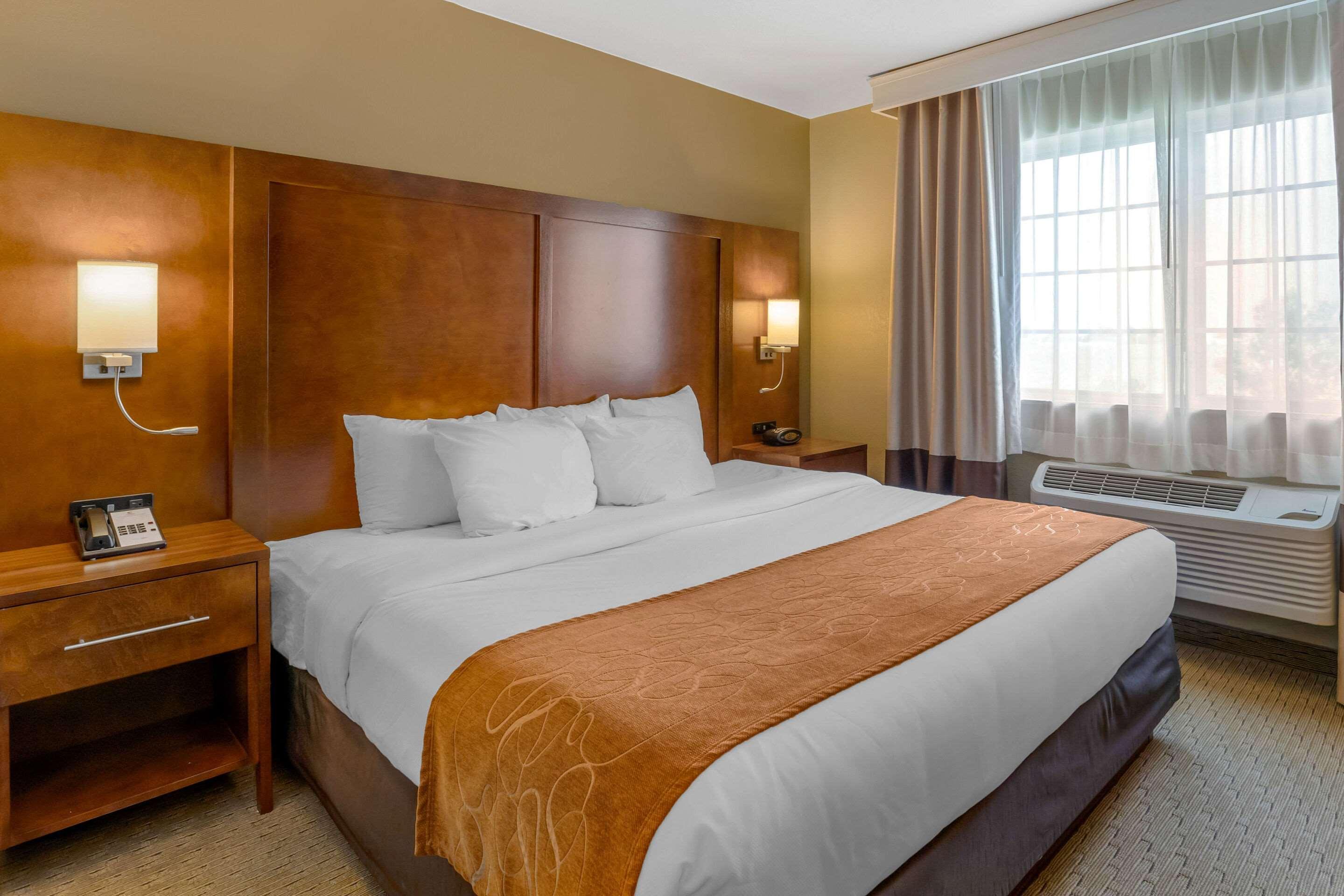 Comfort Suites Burlington Bagian luar foto