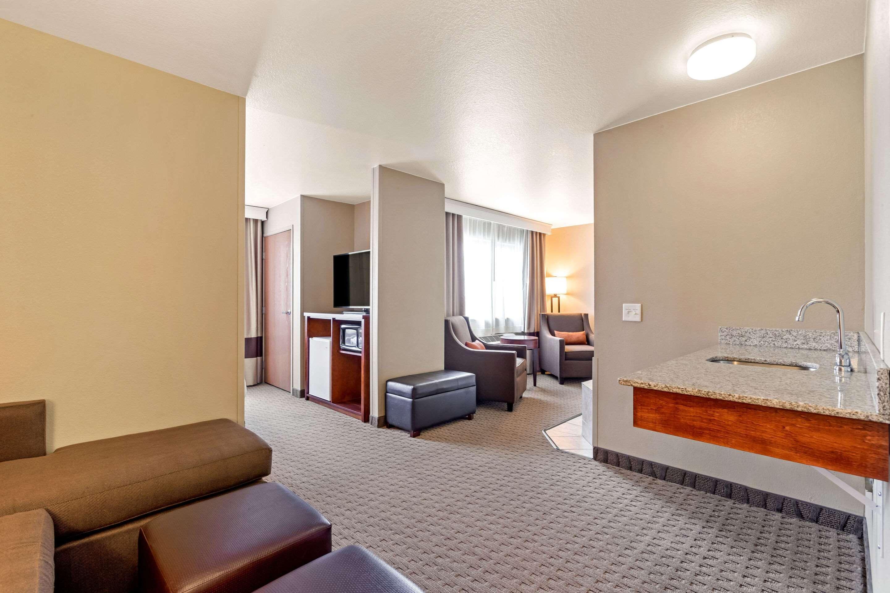 Comfort Suites Burlington Bagian luar foto