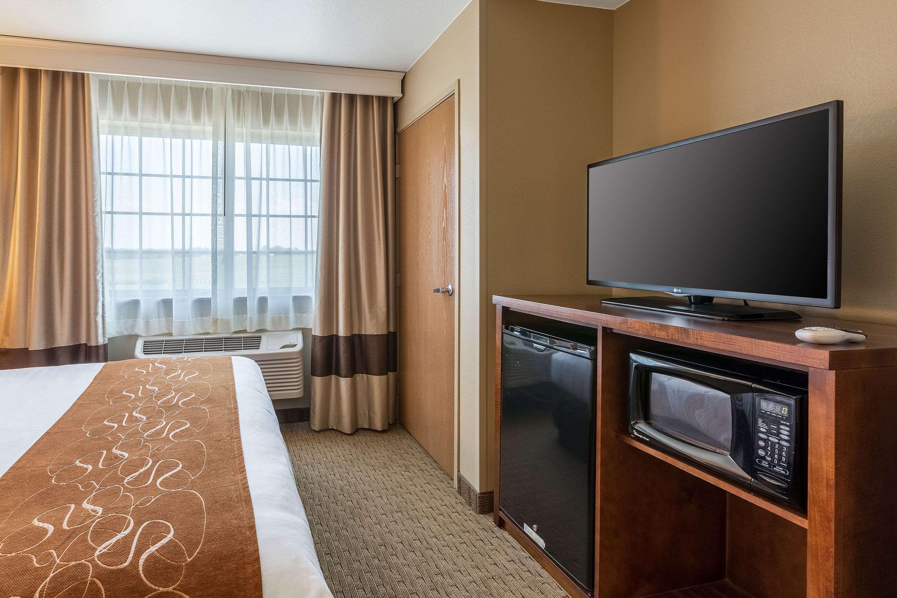 Comfort Suites Burlington Bagian luar foto