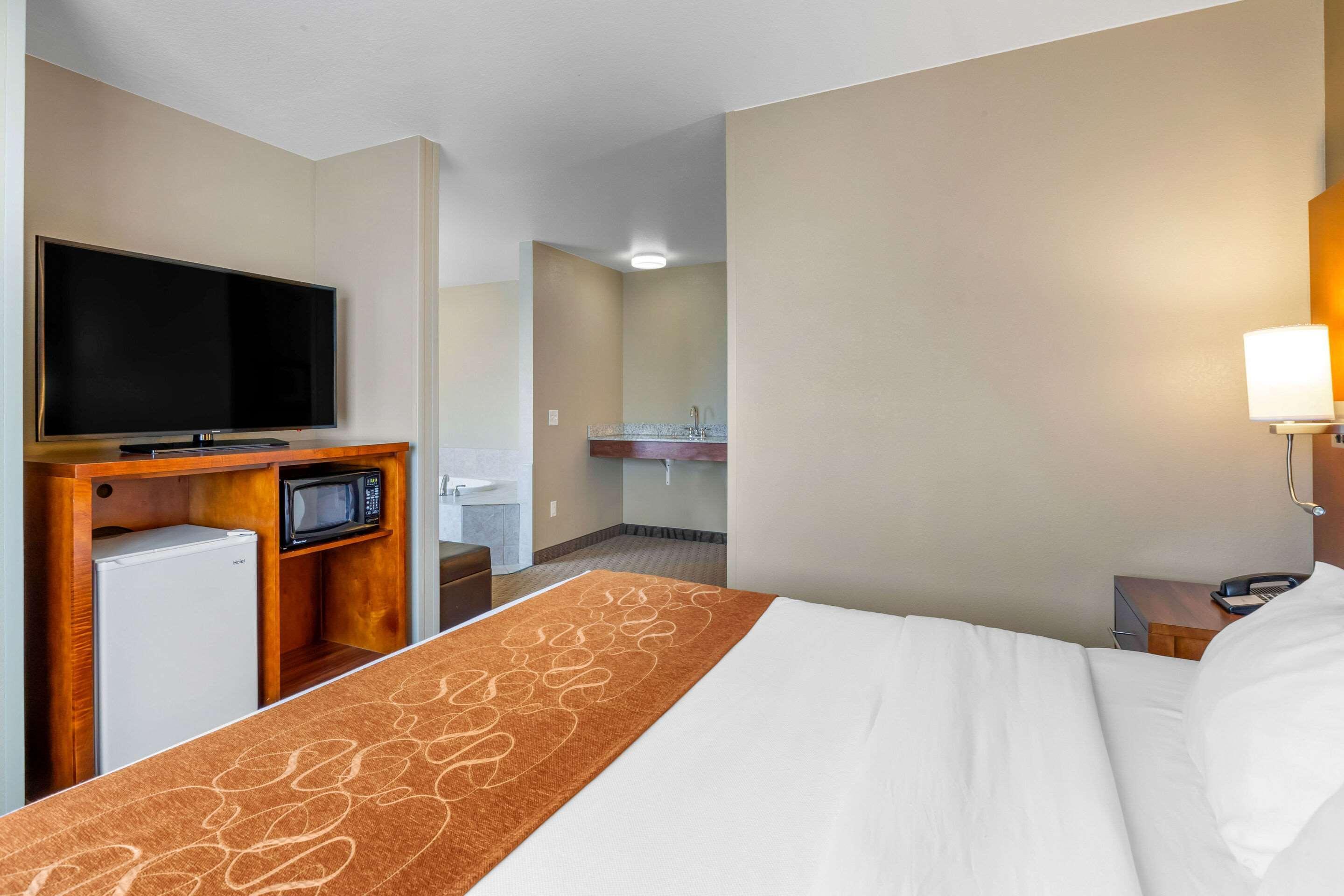Comfort Suites Burlington Bagian luar foto