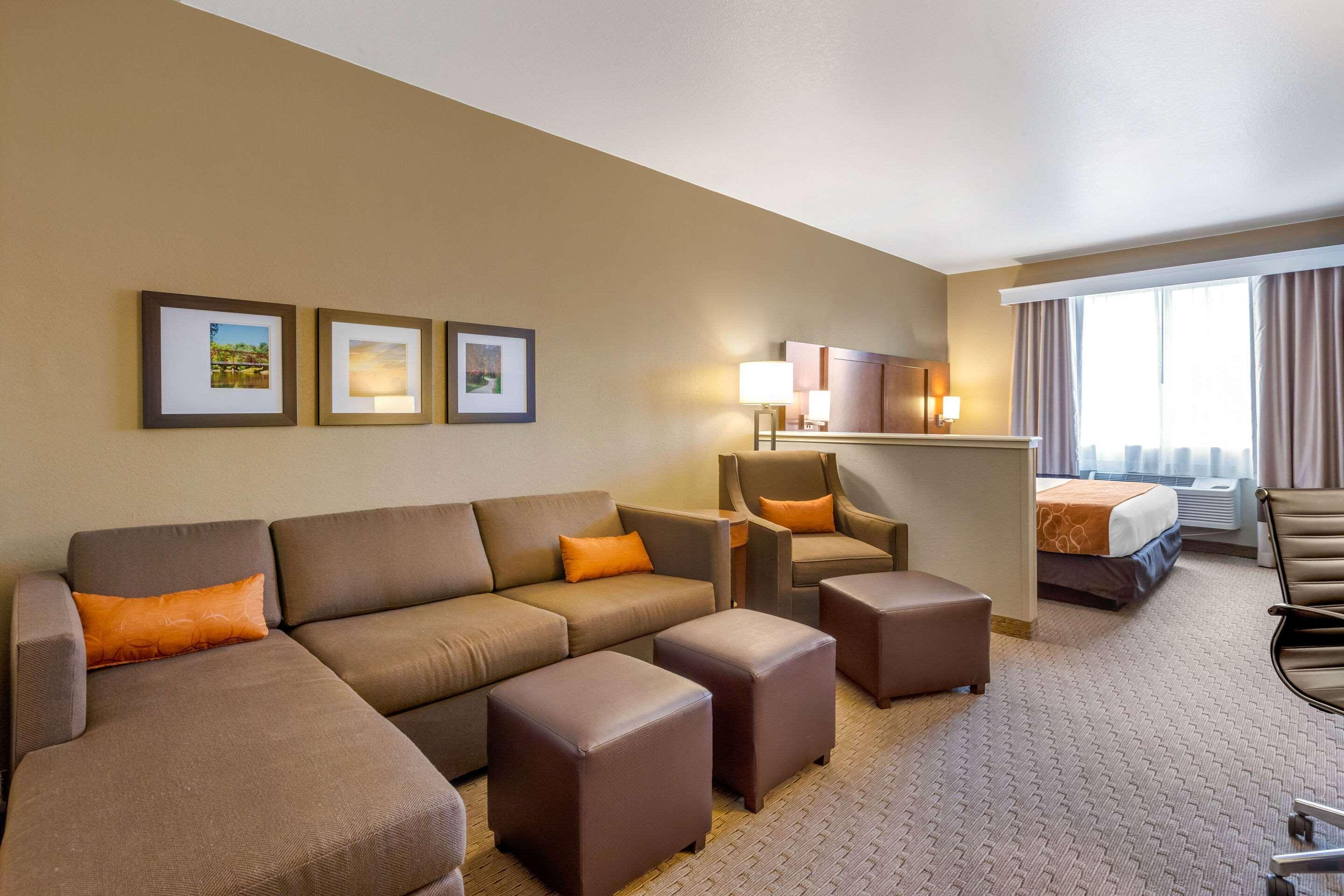 Comfort Suites Burlington Bagian luar foto