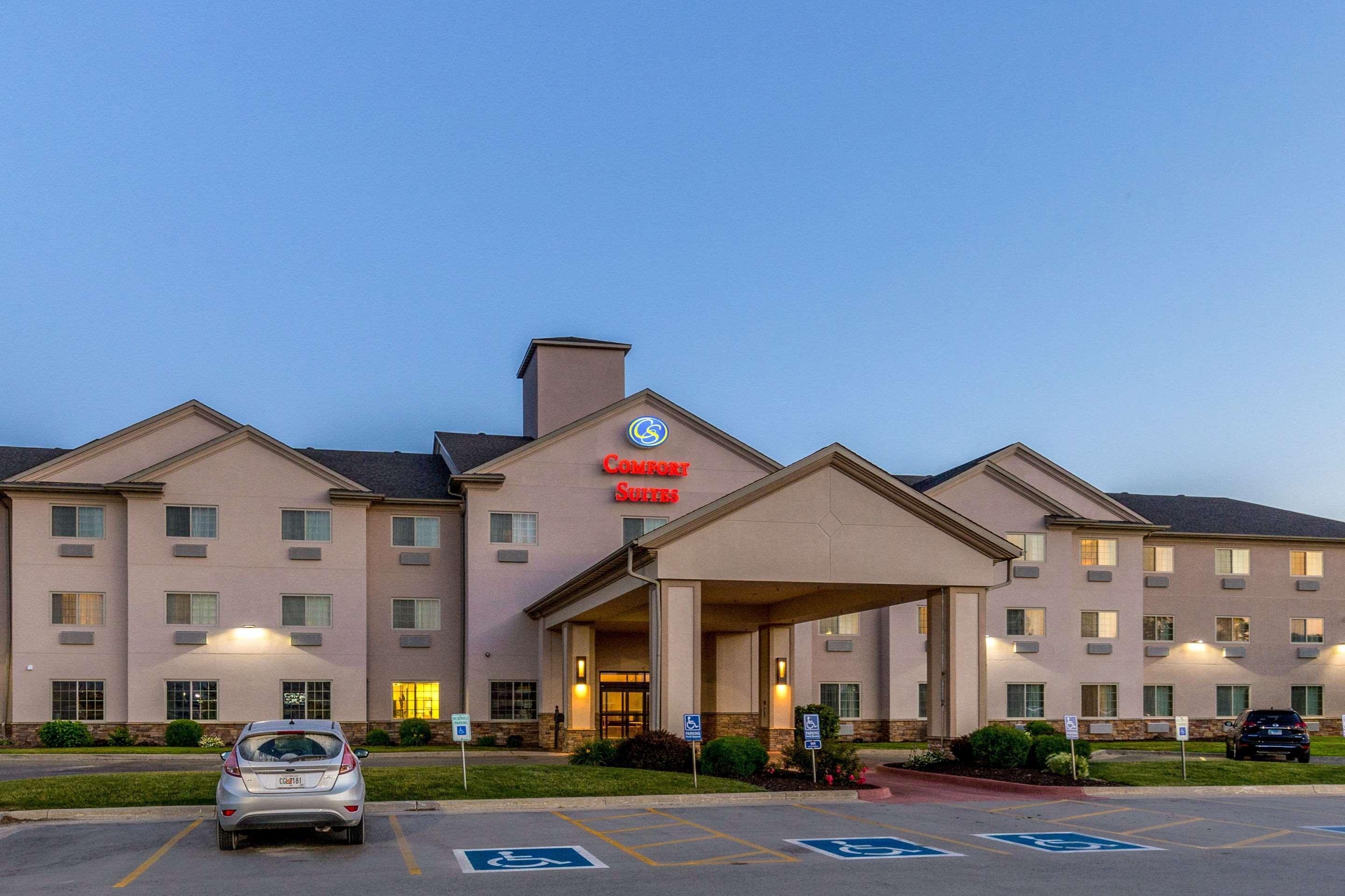 Comfort Suites Burlington Bagian luar foto