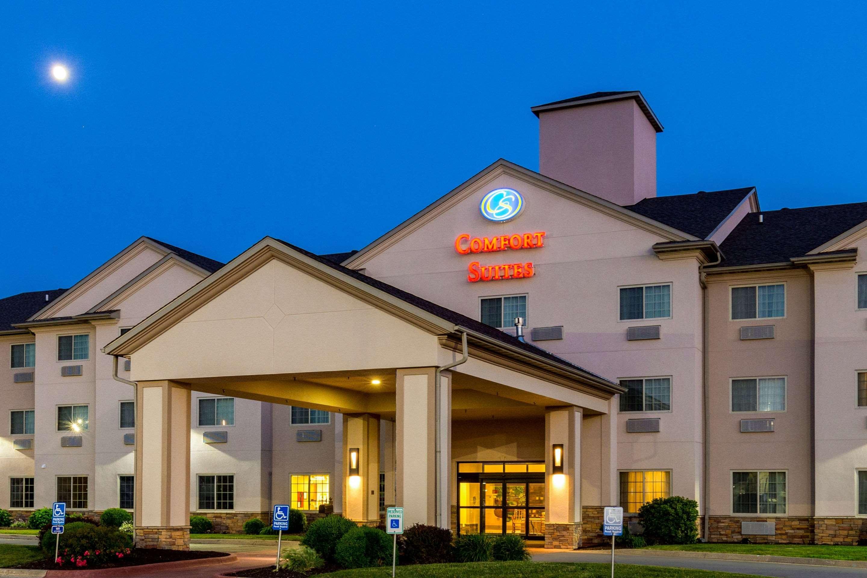 Comfort Suites Burlington Bagian luar foto