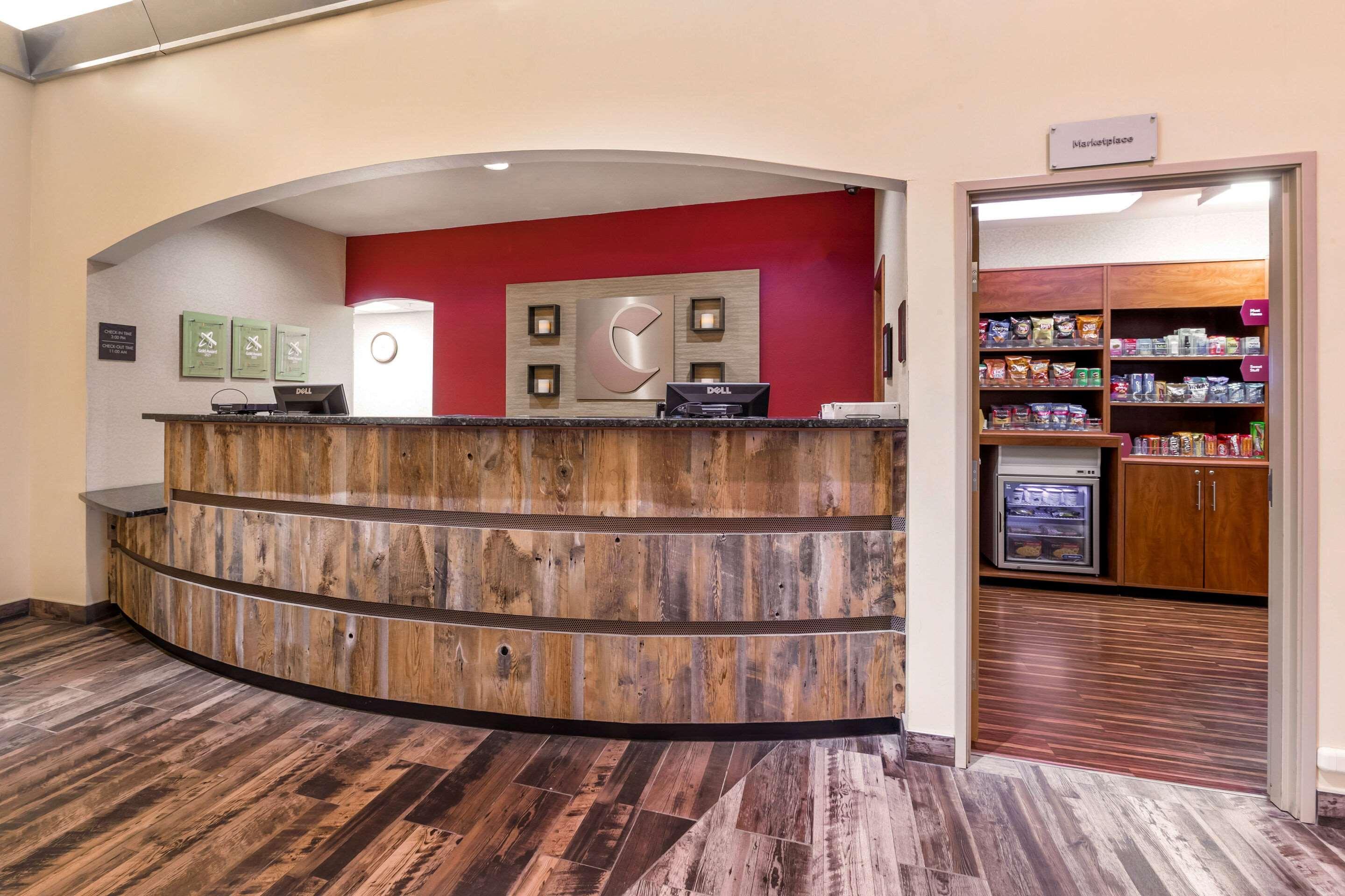 Comfort Suites Burlington Bagian luar foto