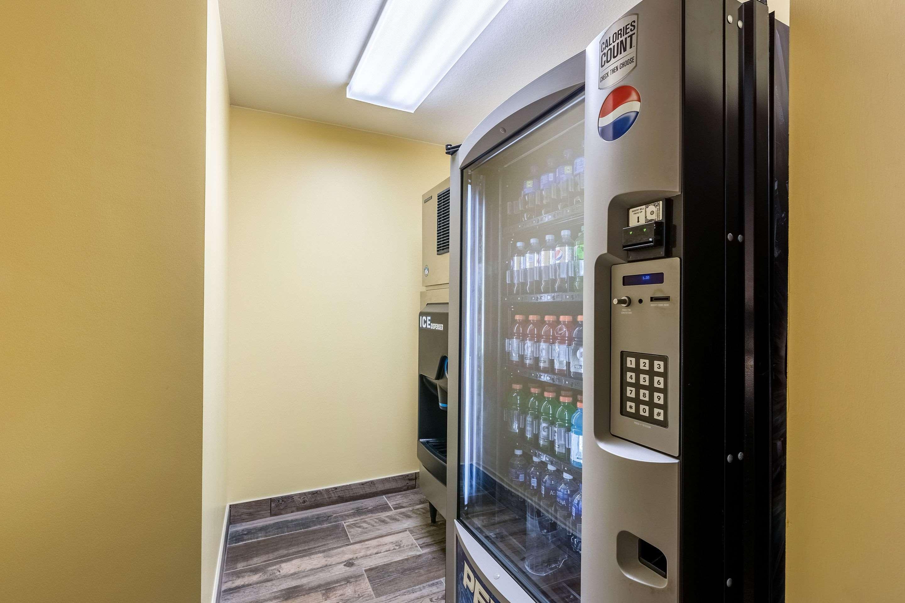 Comfort Suites Burlington Bagian luar foto