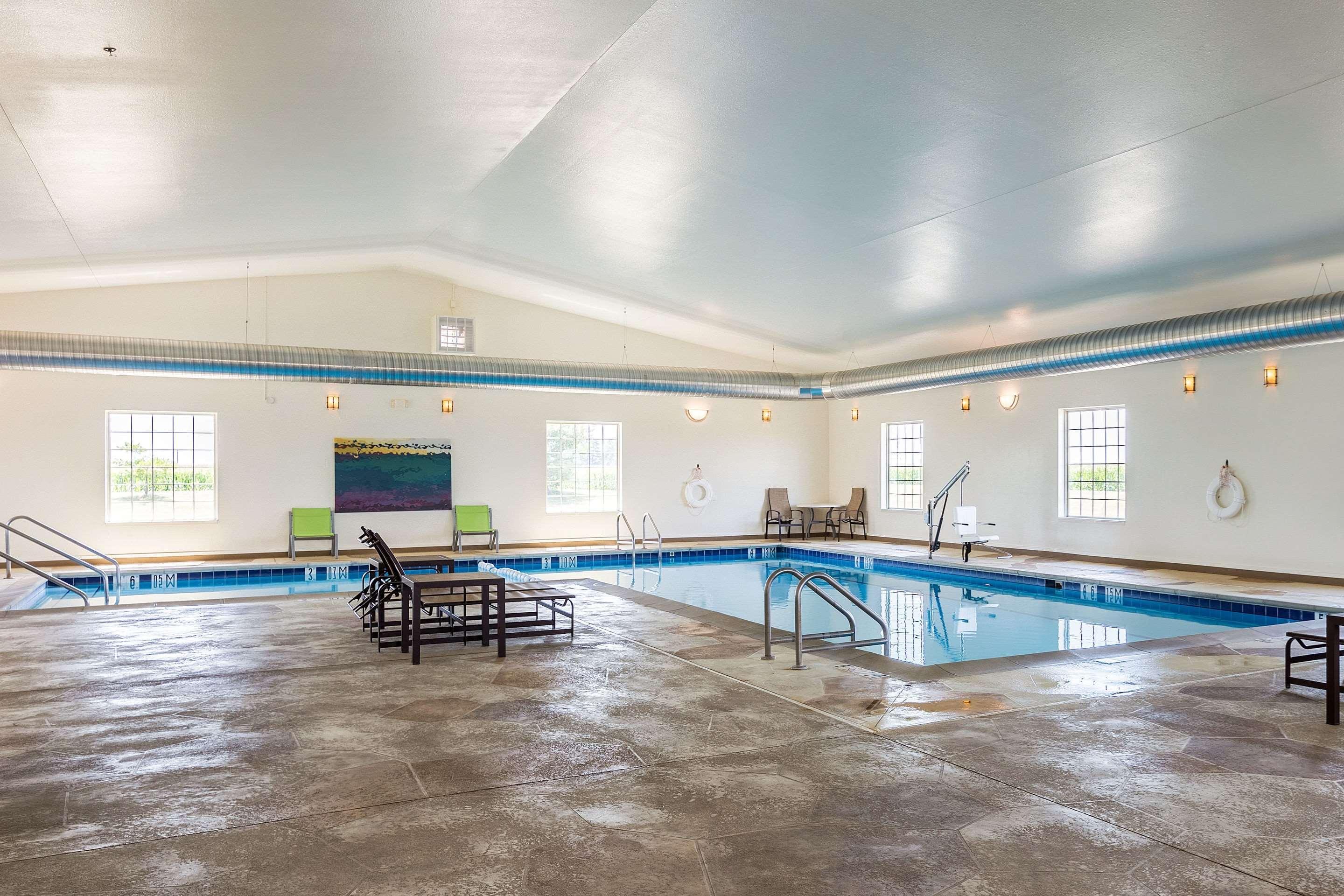 Comfort Suites Burlington Bagian luar foto