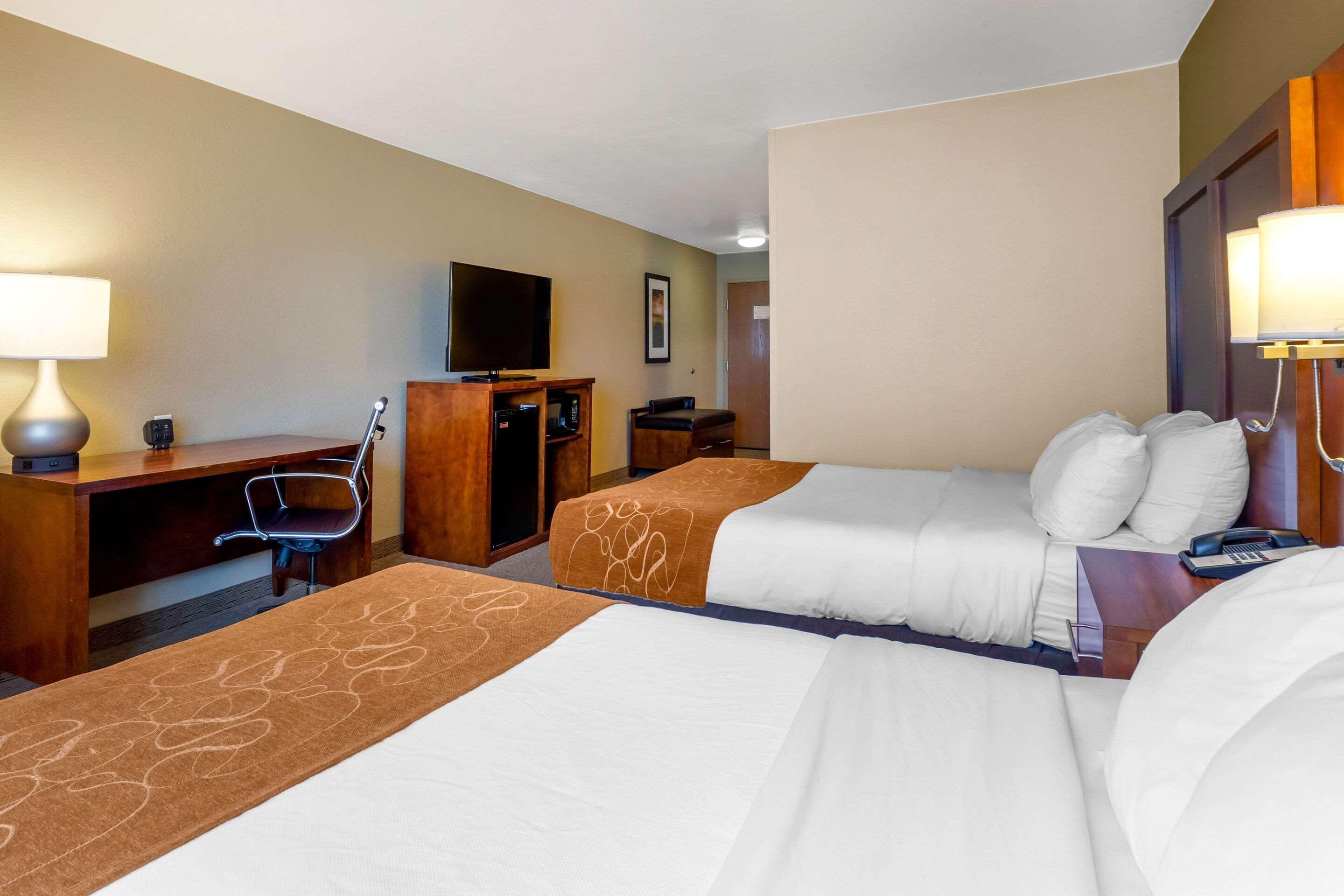 Comfort Suites Burlington Bagian luar foto