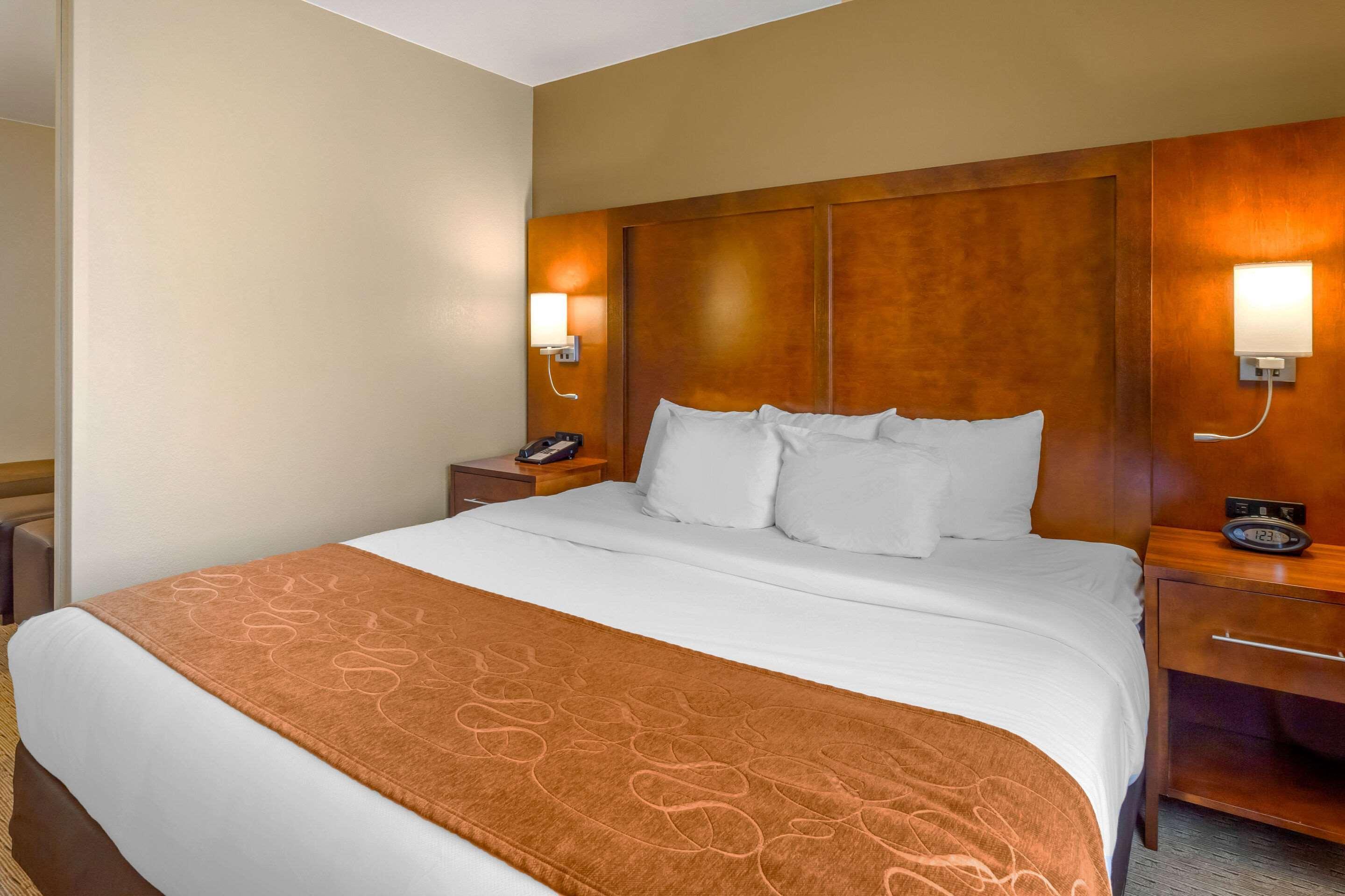 Comfort Suites Burlington Bagian luar foto