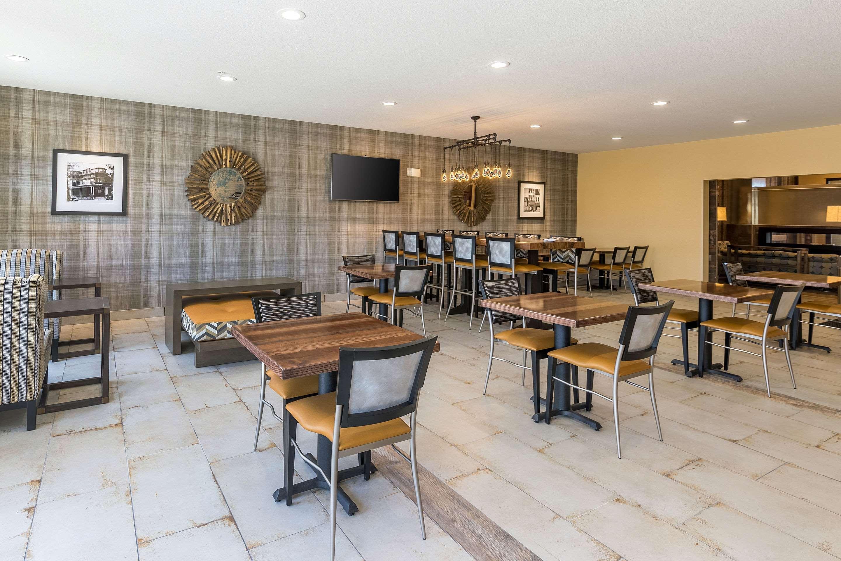Comfort Suites Burlington Bagian luar foto