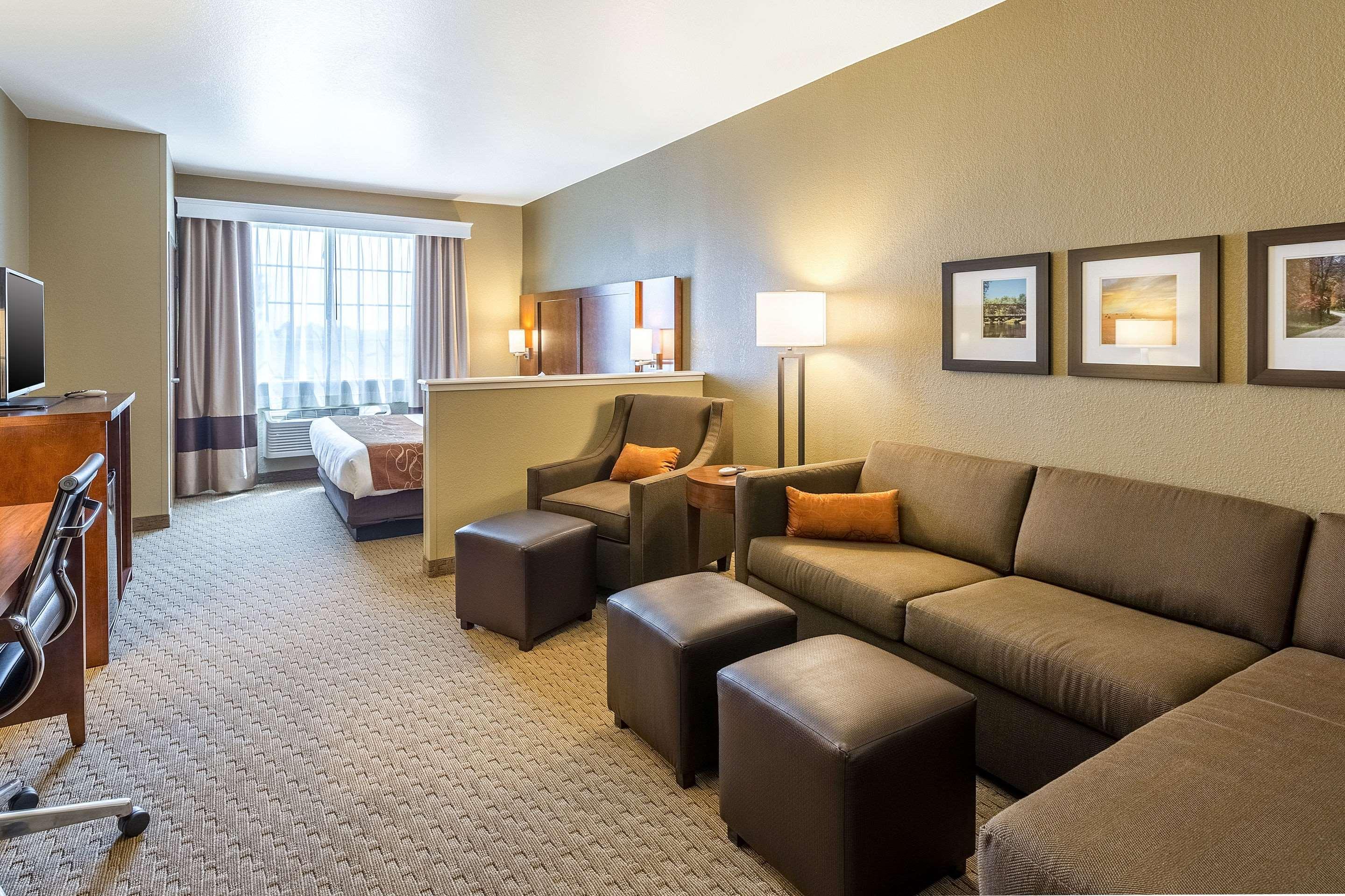 Comfort Suites Burlington Bagian luar foto