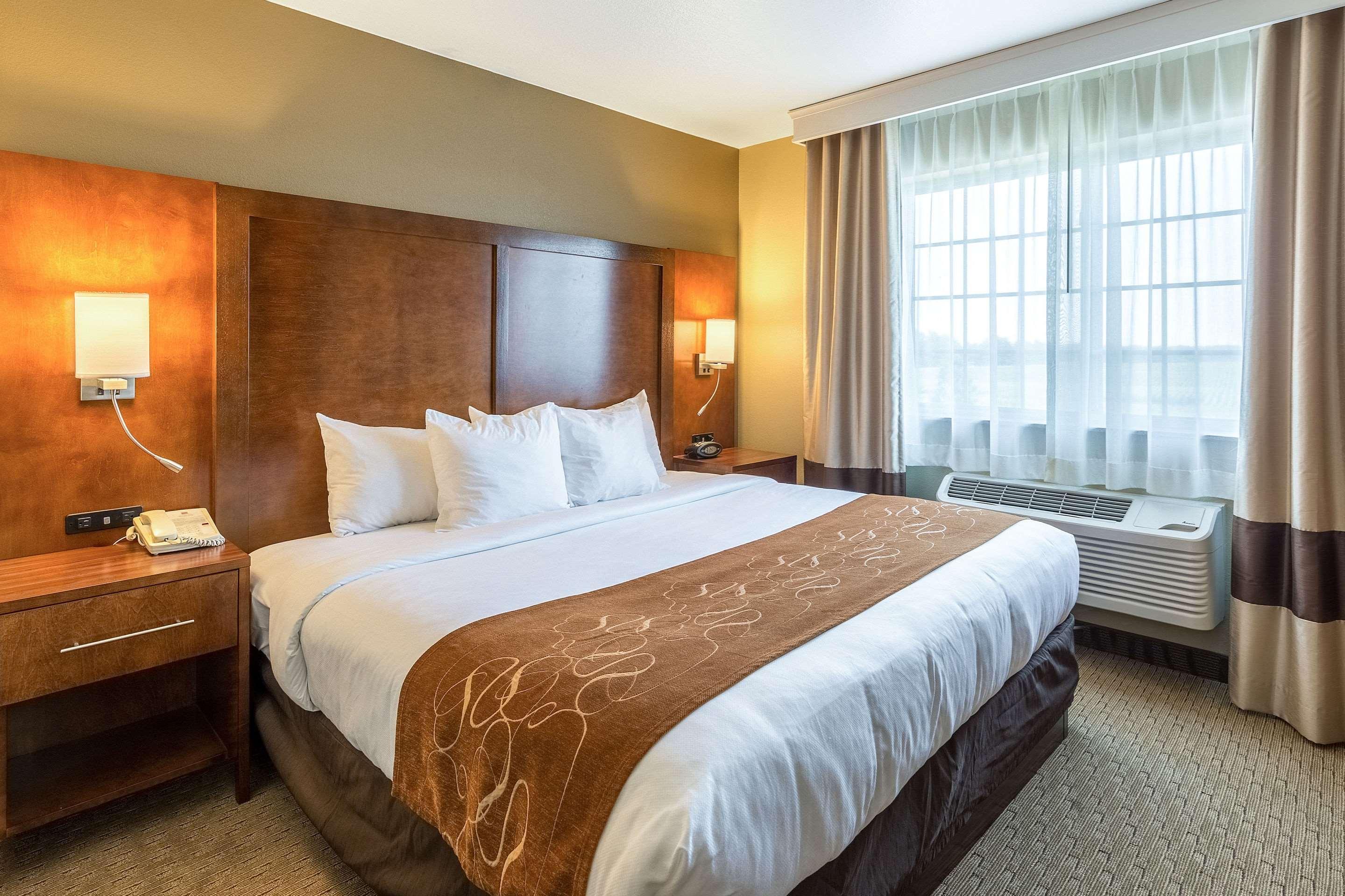 Comfort Suites Burlington Bagian luar foto