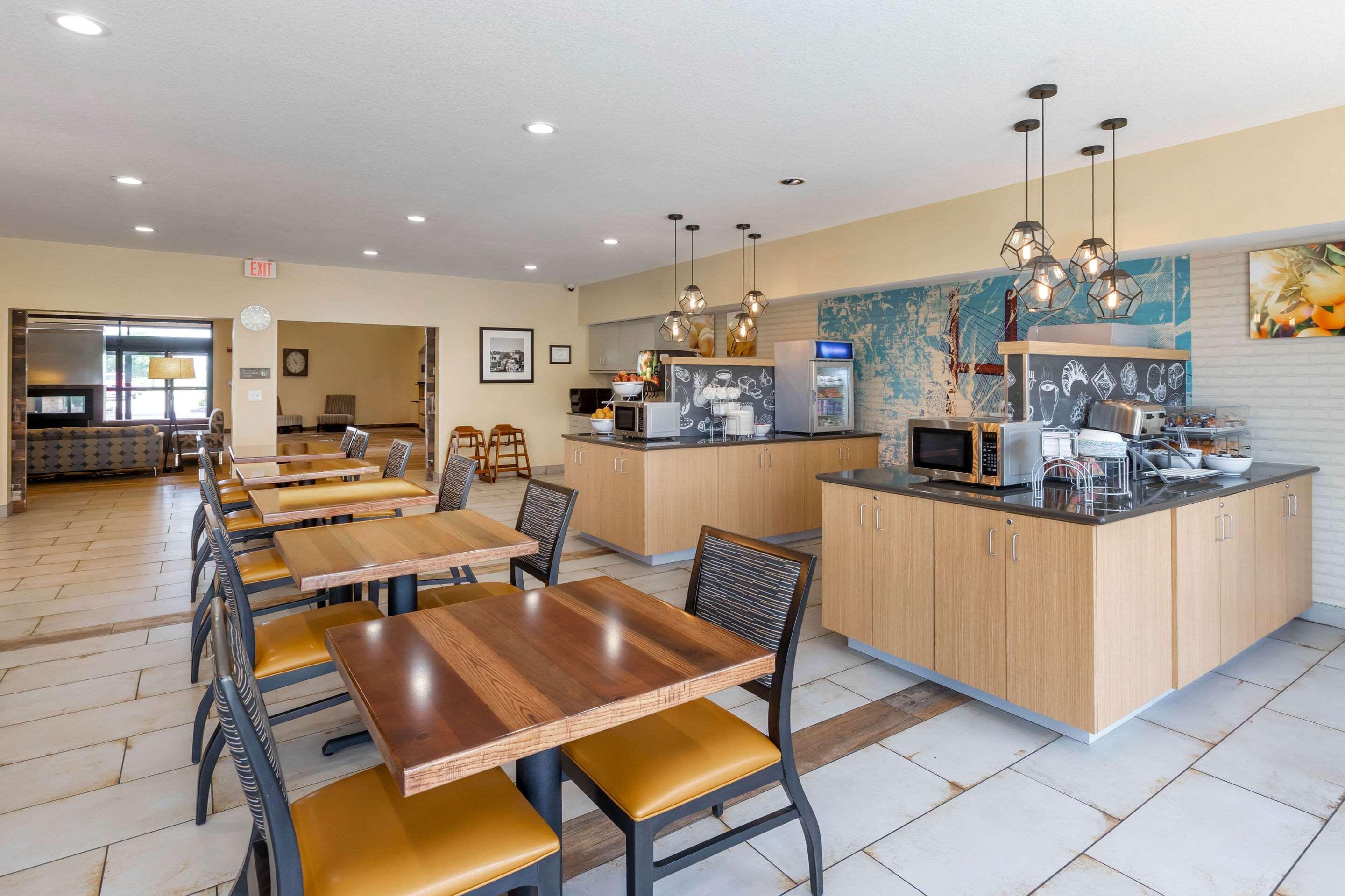 Comfort Suites Burlington Bagian luar foto