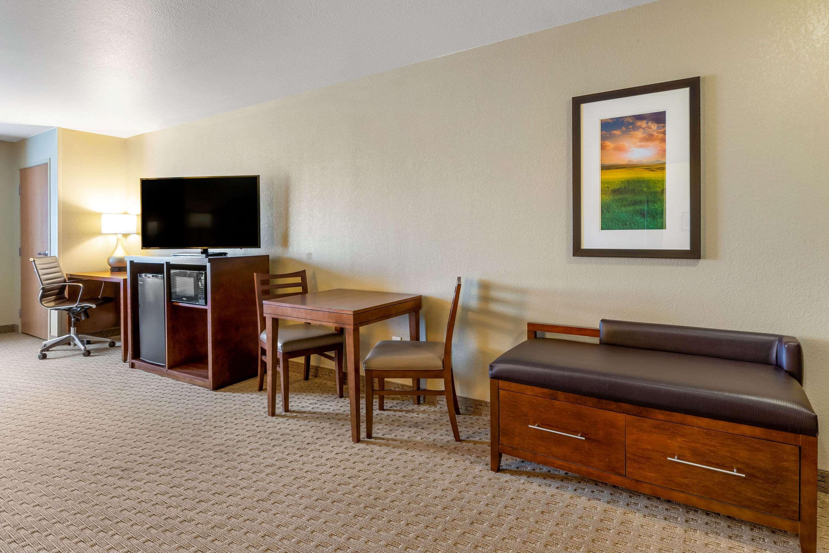 Comfort Suites Burlington Bagian luar foto