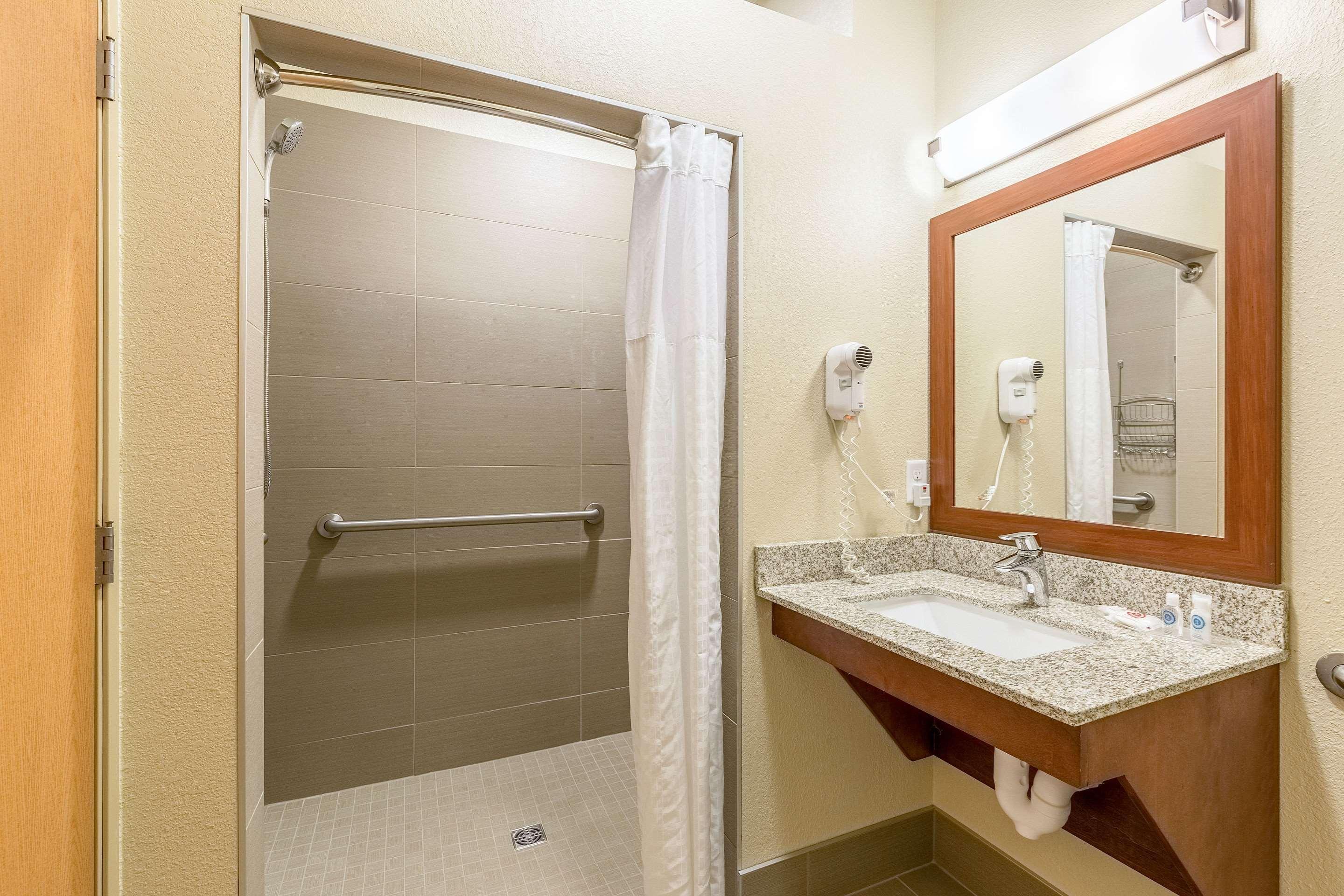 Comfort Suites Burlington Bagian luar foto