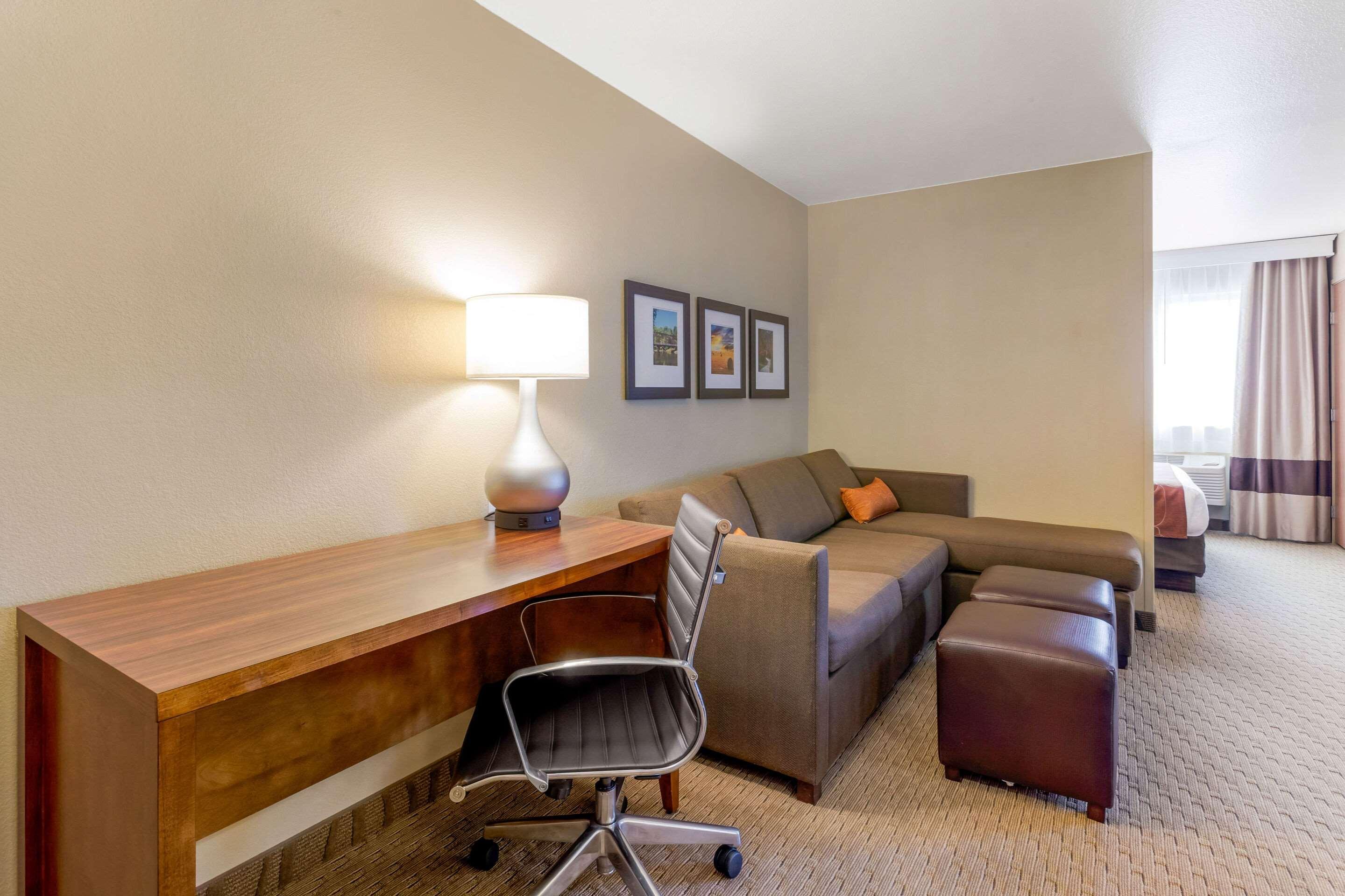 Comfort Suites Burlington Bagian luar foto