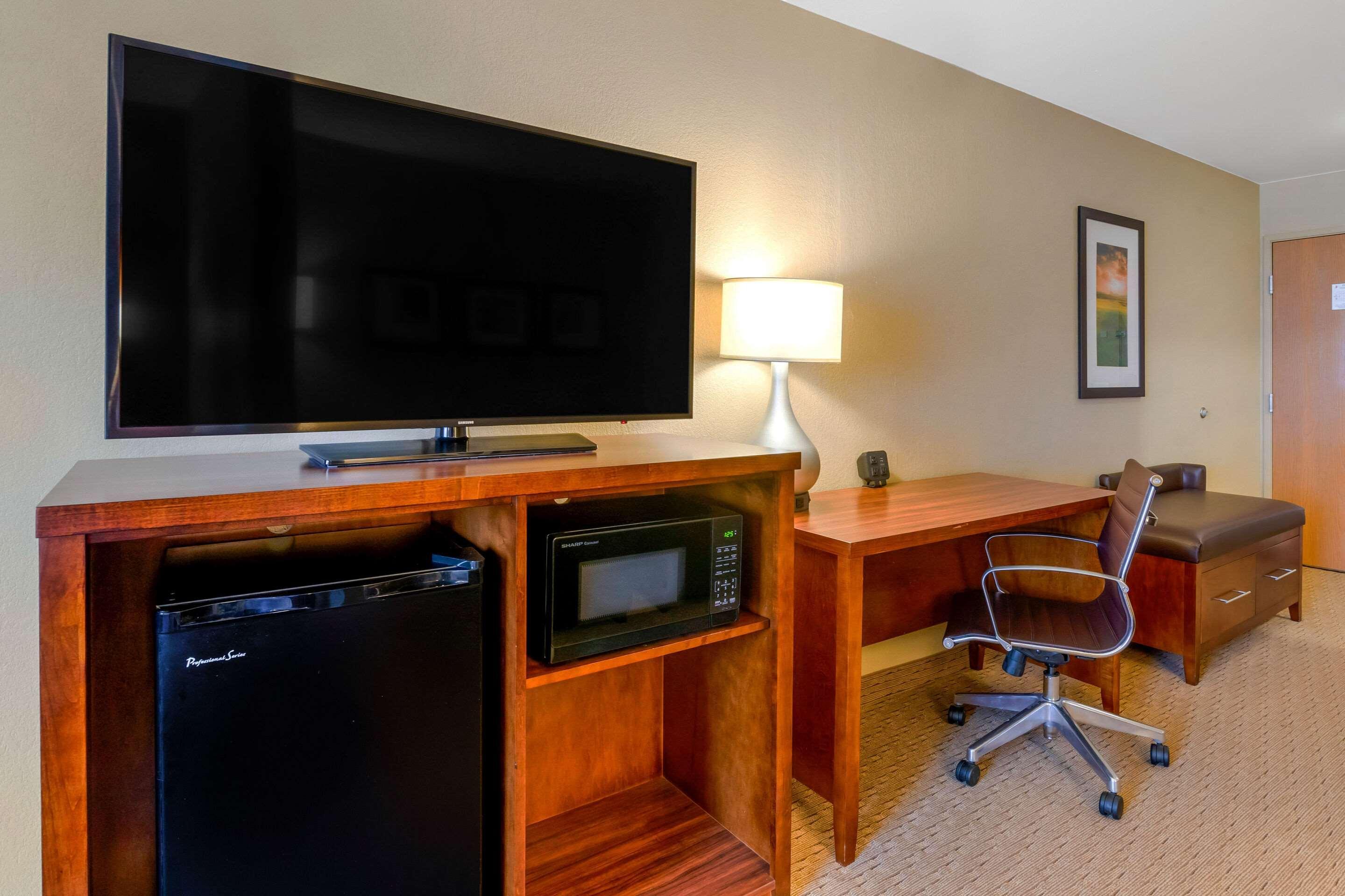 Comfort Suites Burlington Bagian luar foto