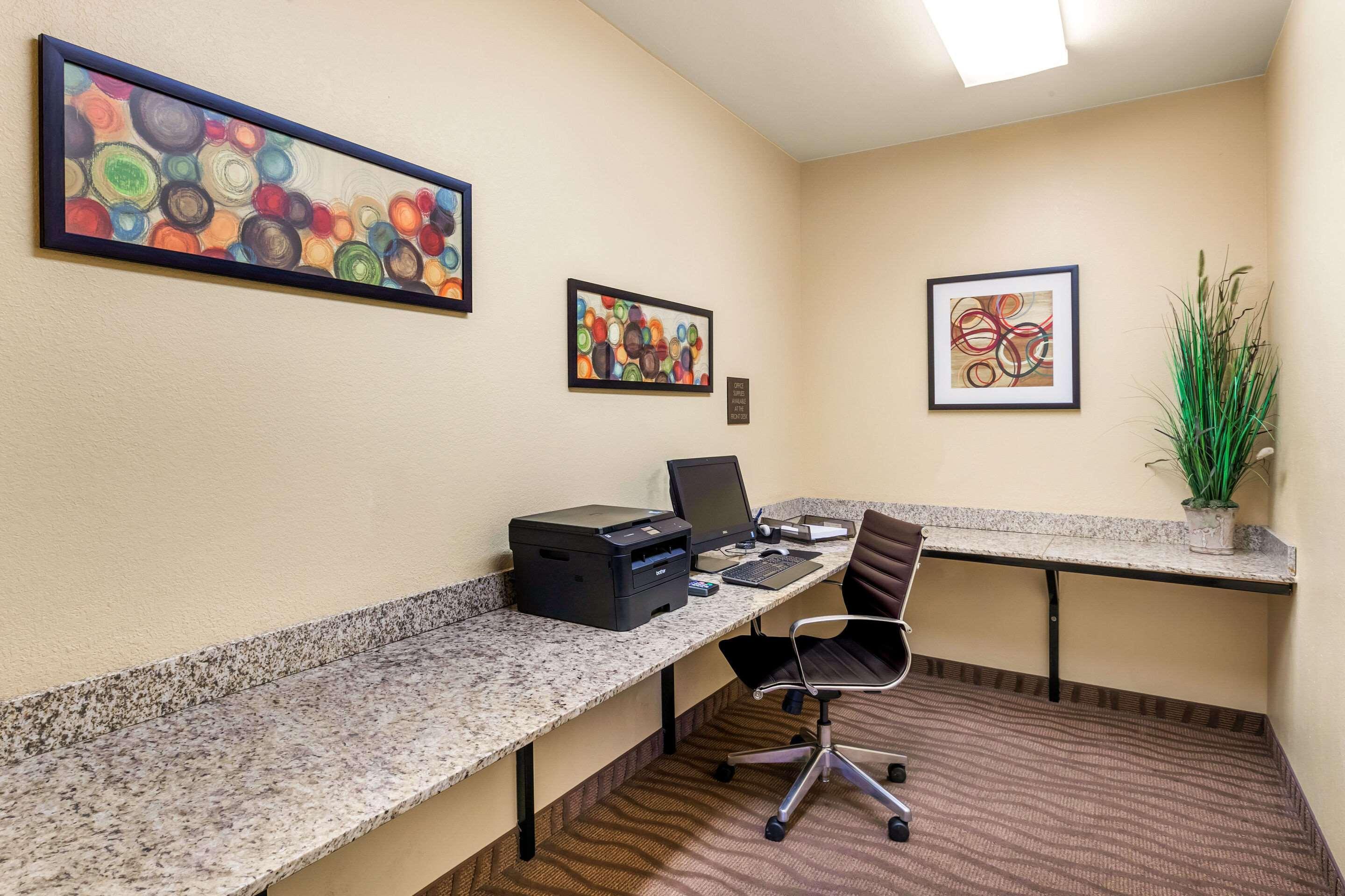 Comfort Suites Burlington Bagian luar foto