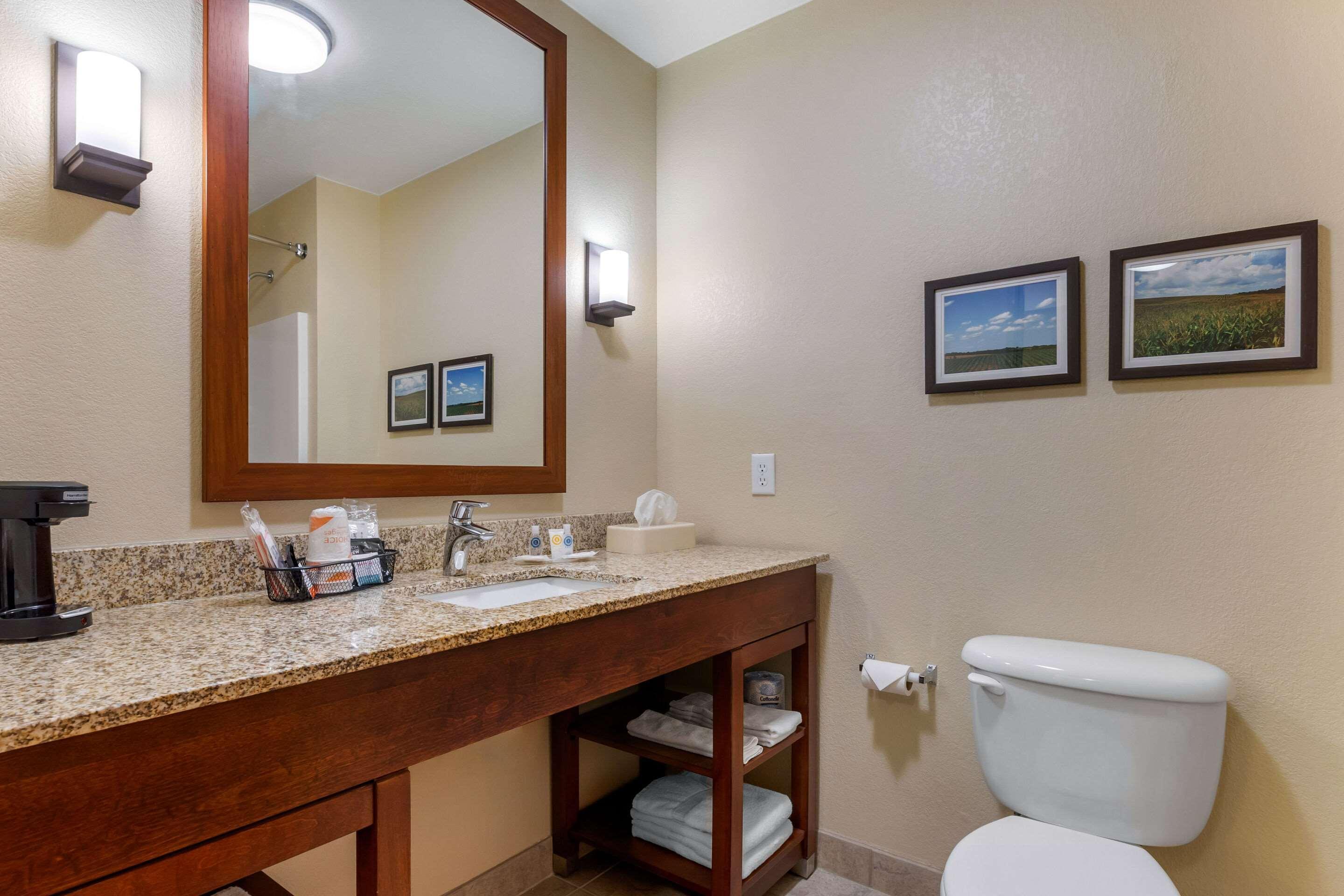 Comfort Suites Burlington Bagian luar foto