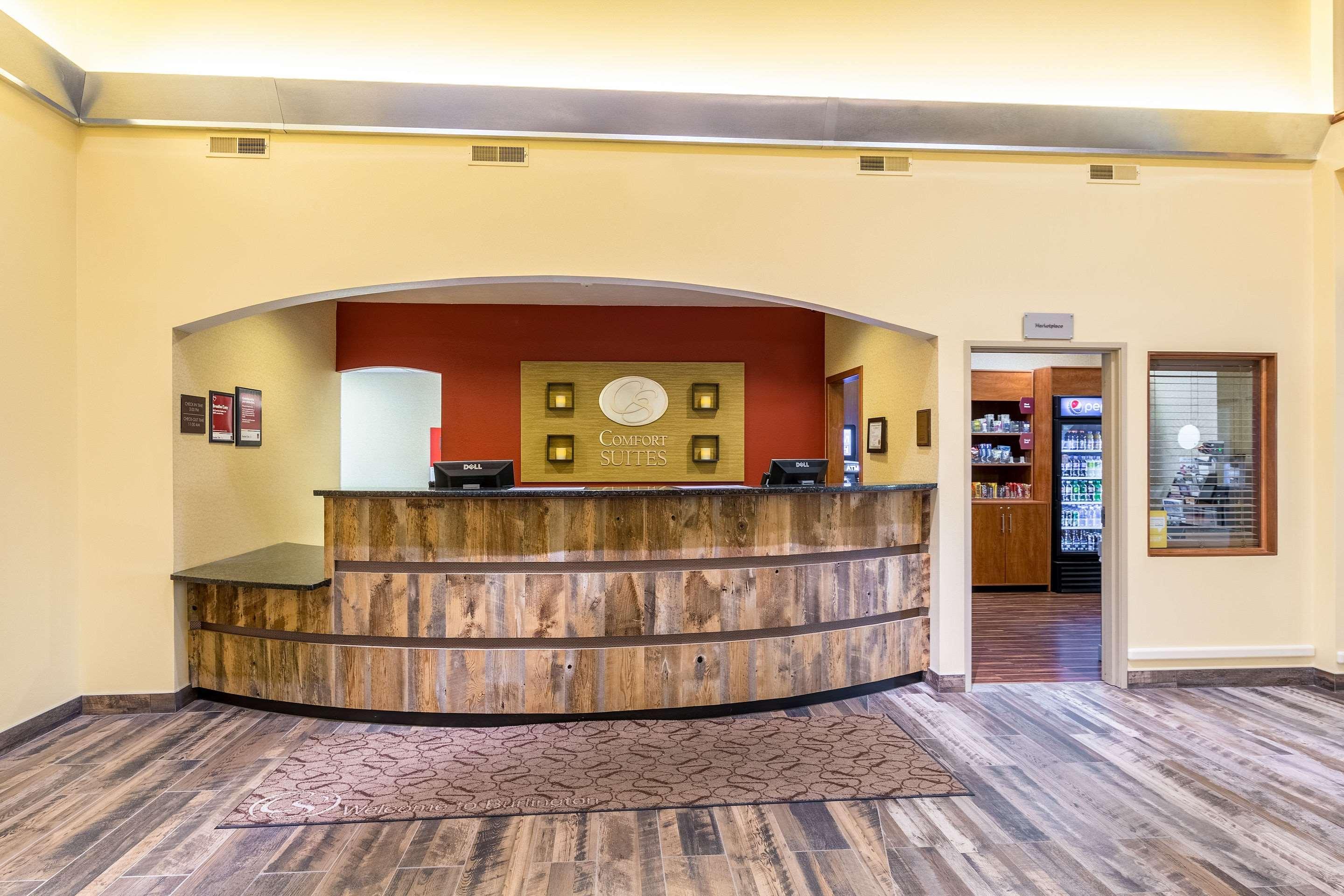 Comfort Suites Burlington Bagian luar foto