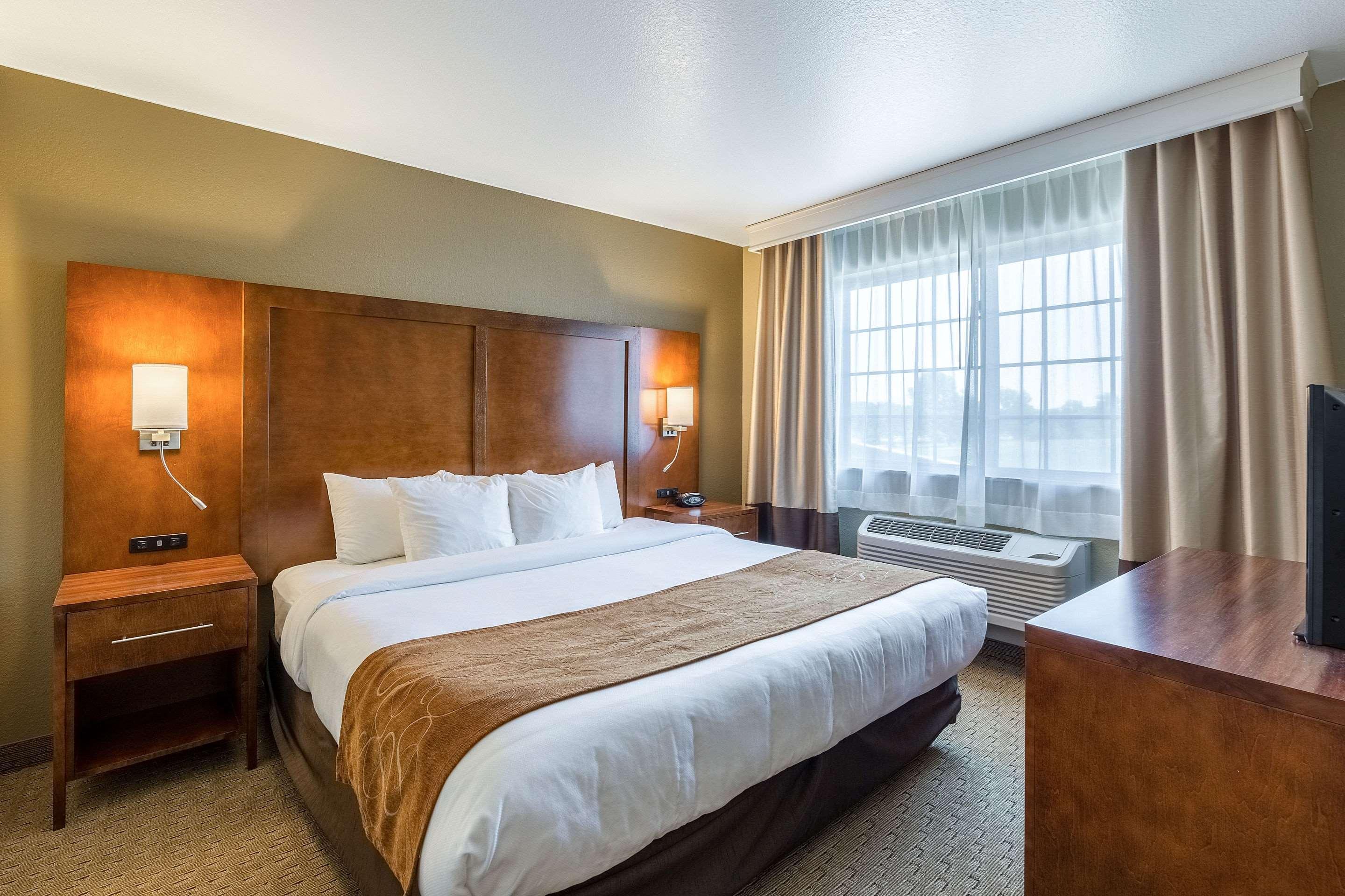 Comfort Suites Burlington Bagian luar foto