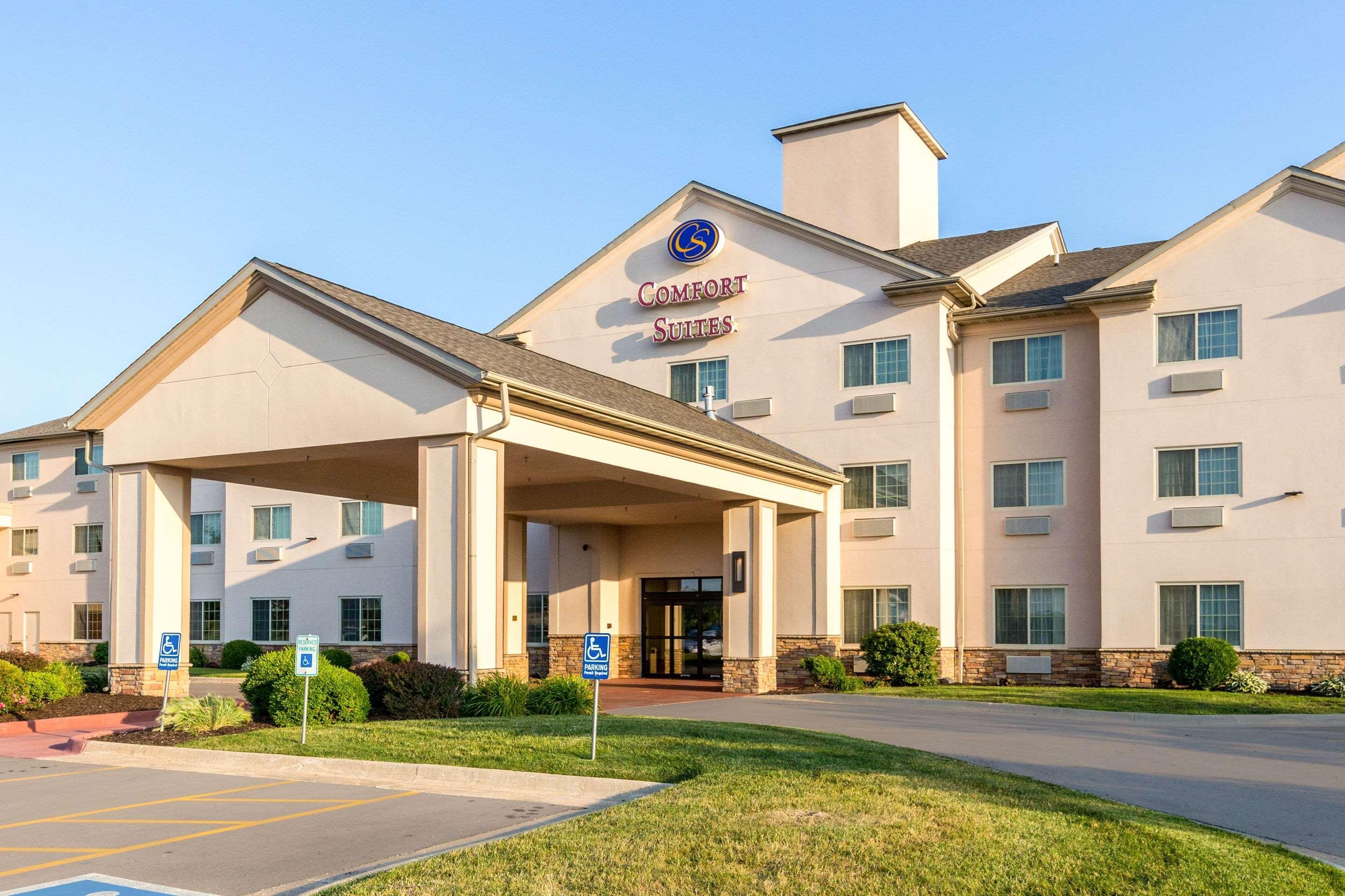 Comfort Suites Burlington Bagian luar foto