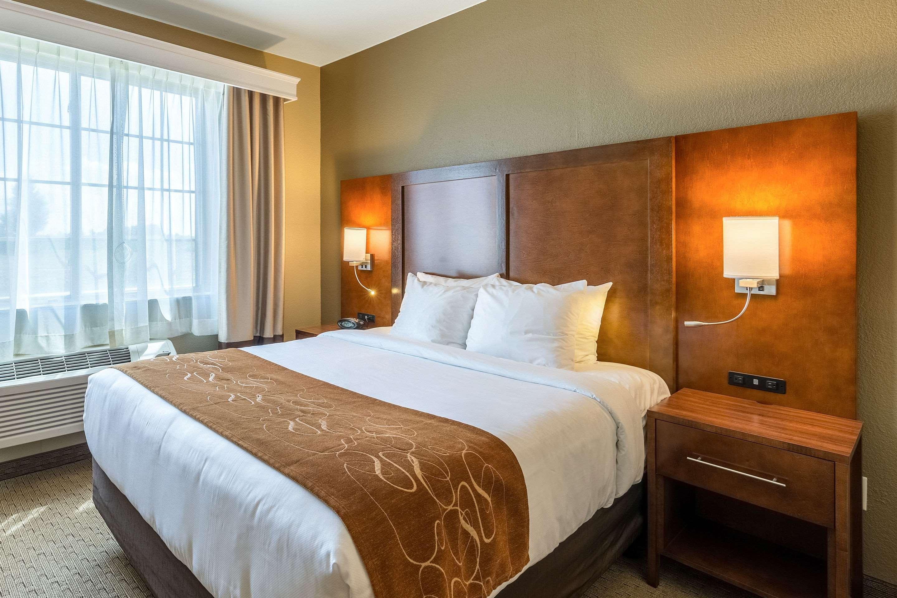 Comfort Suites Burlington Bagian luar foto