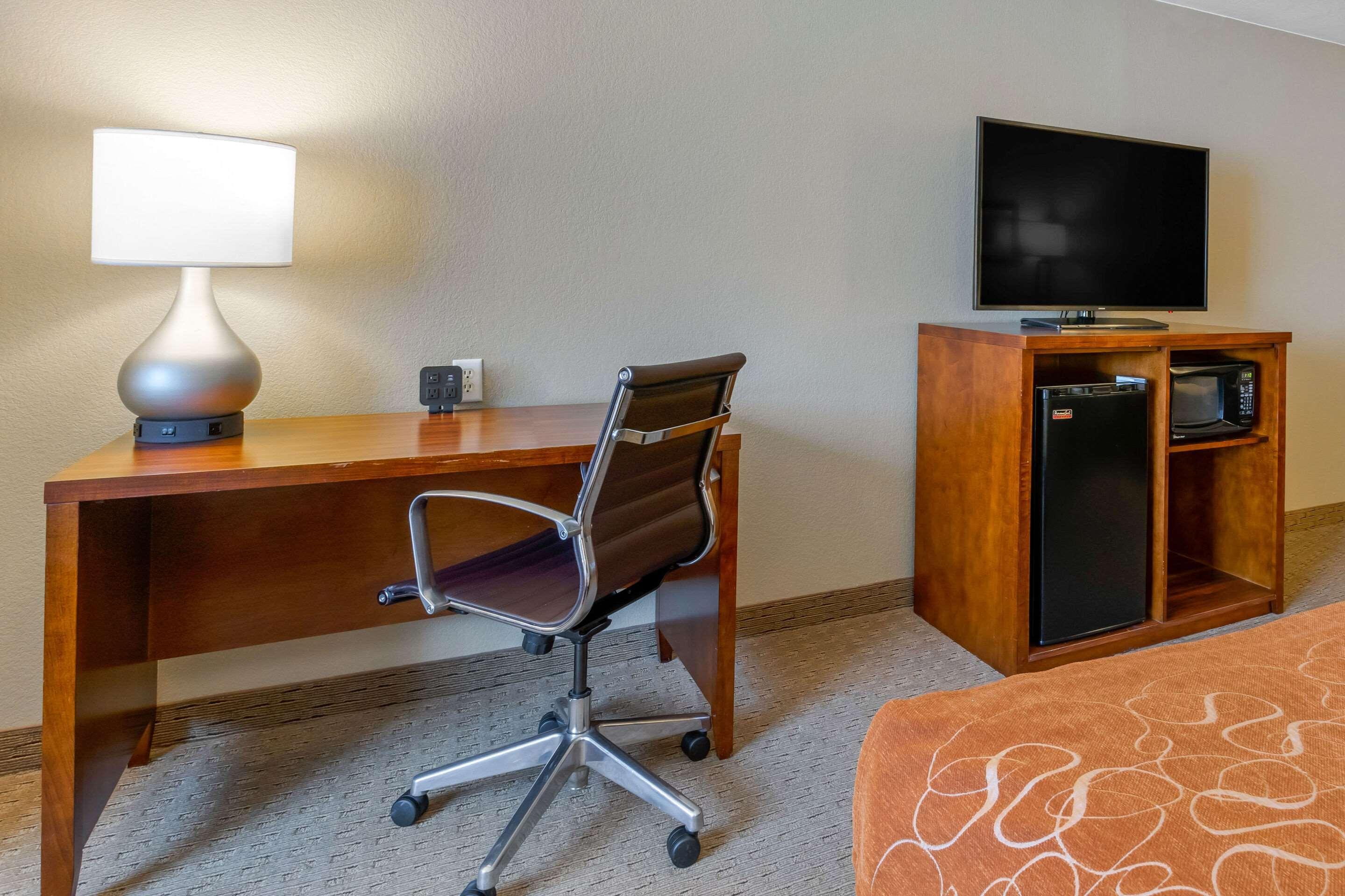 Comfort Suites Burlington Bagian luar foto