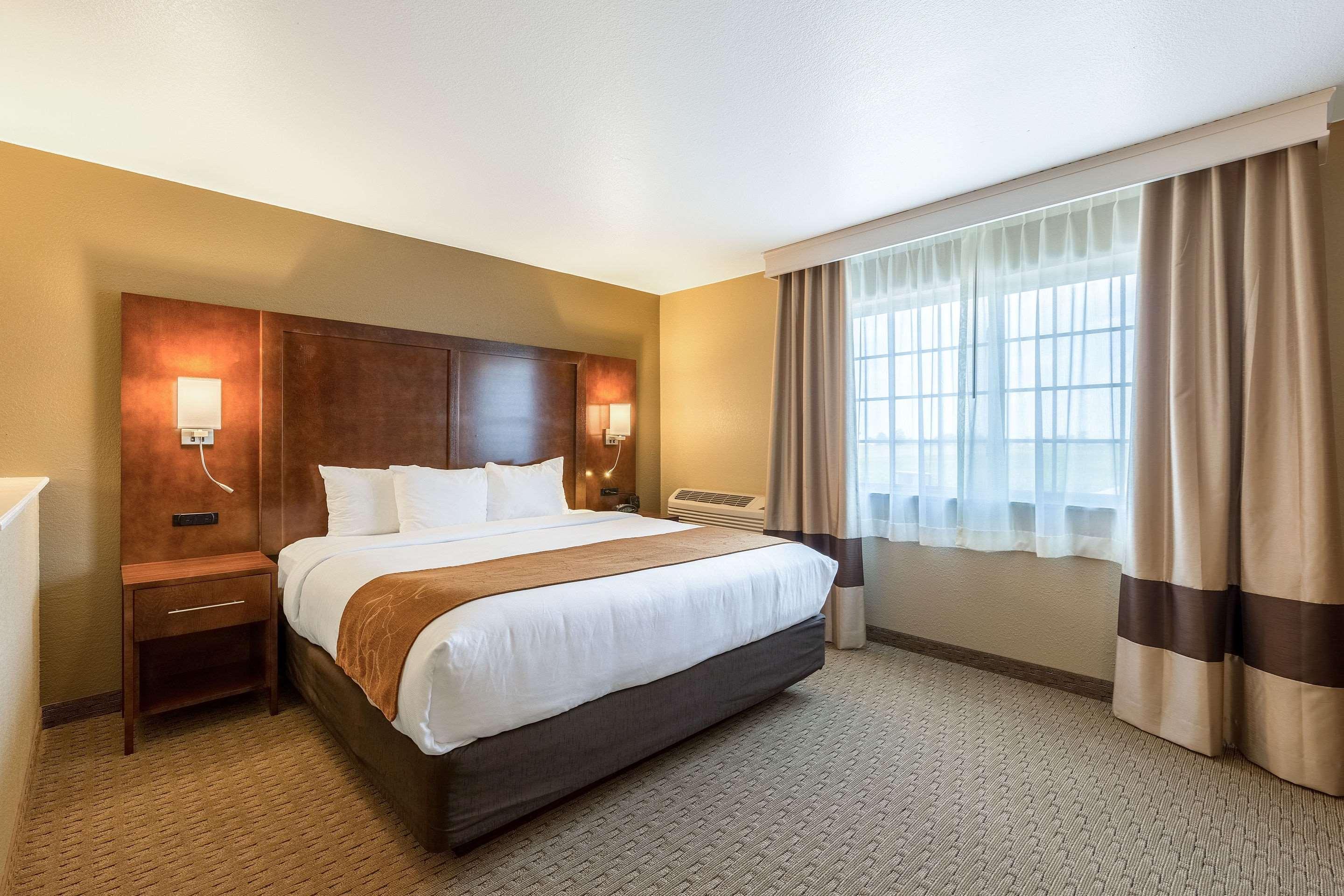 Comfort Suites Burlington Bagian luar foto