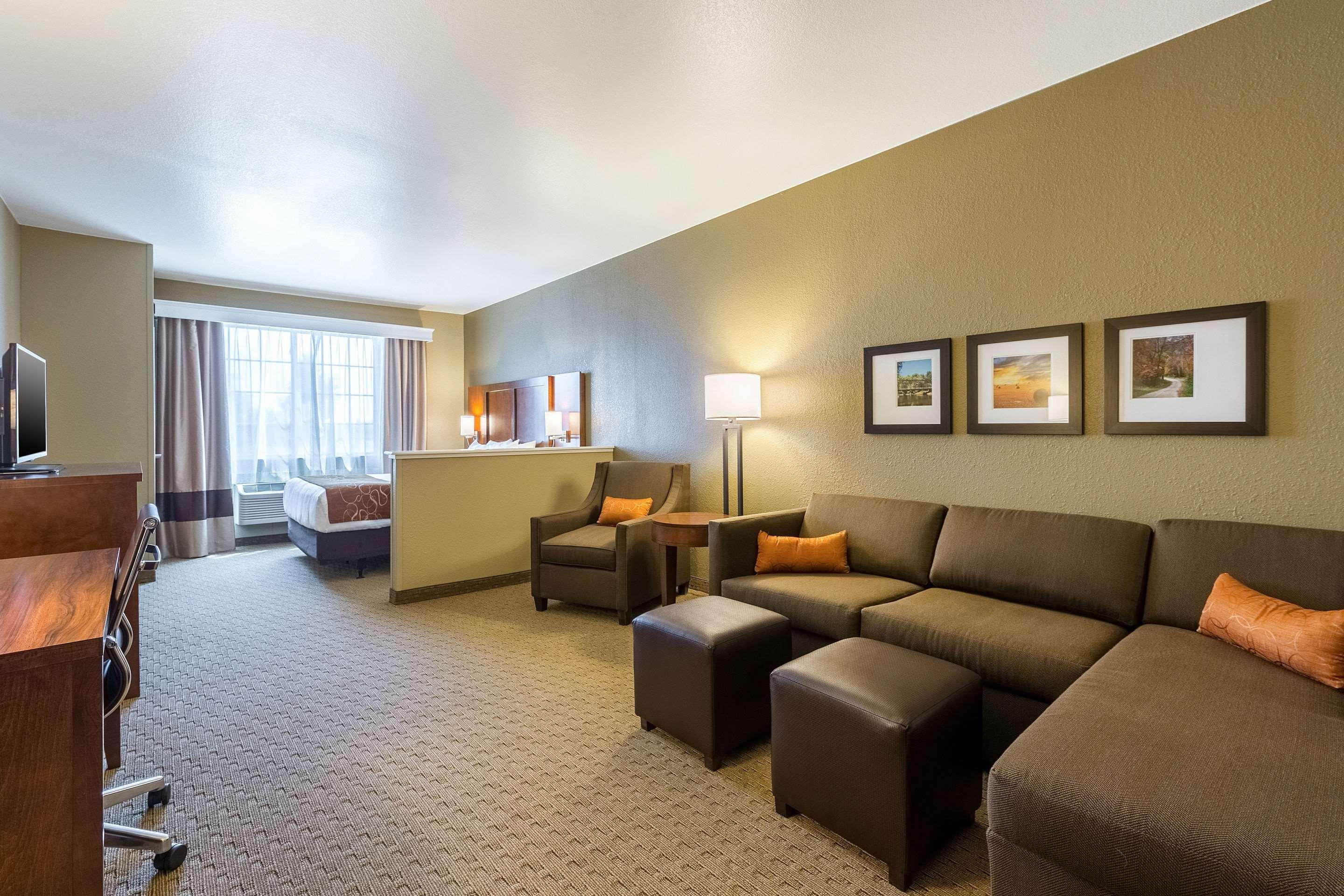 Comfort Suites Burlington Bagian luar foto