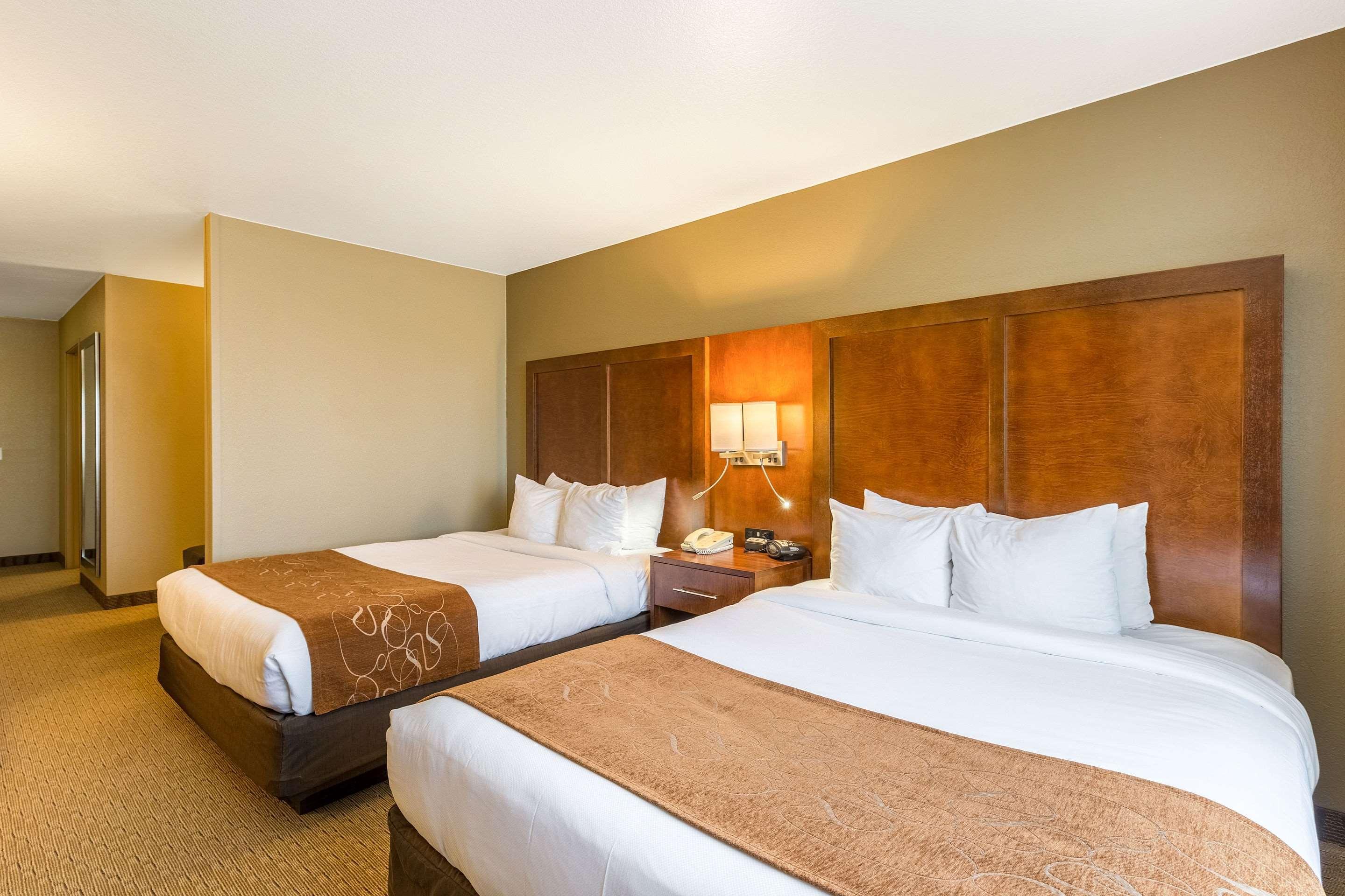 Comfort Suites Burlington Bagian luar foto