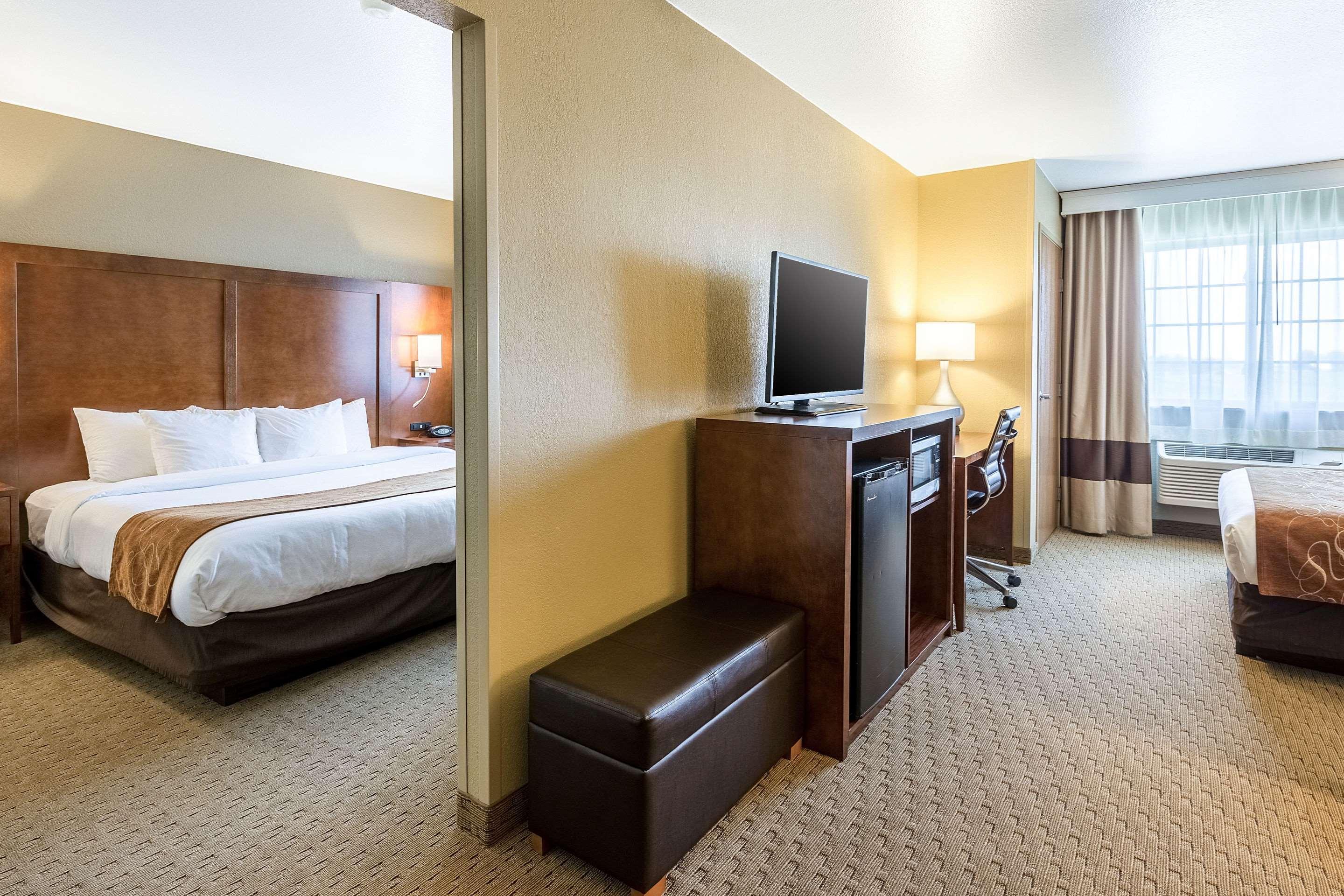 Comfort Suites Burlington Bagian luar foto