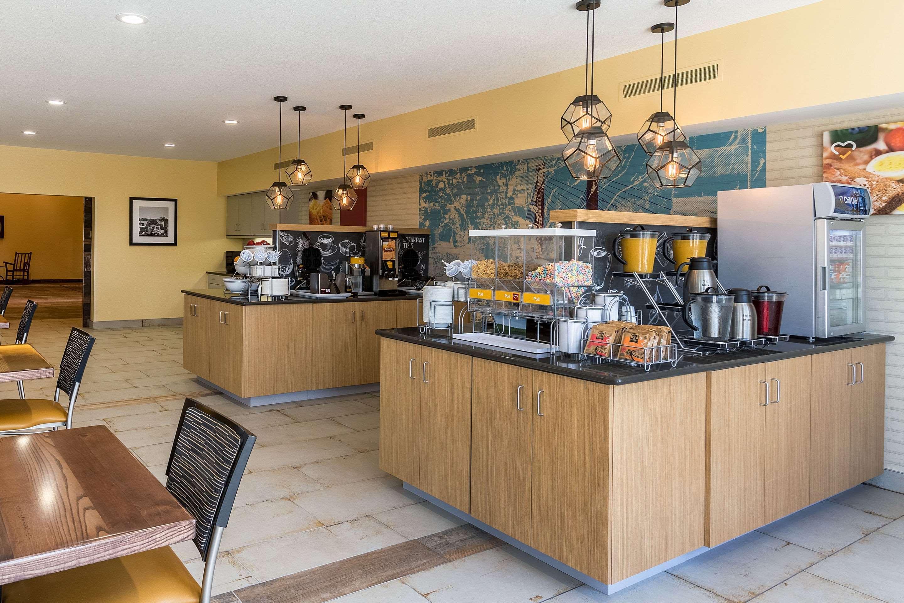 Comfort Suites Burlington Bagian luar foto