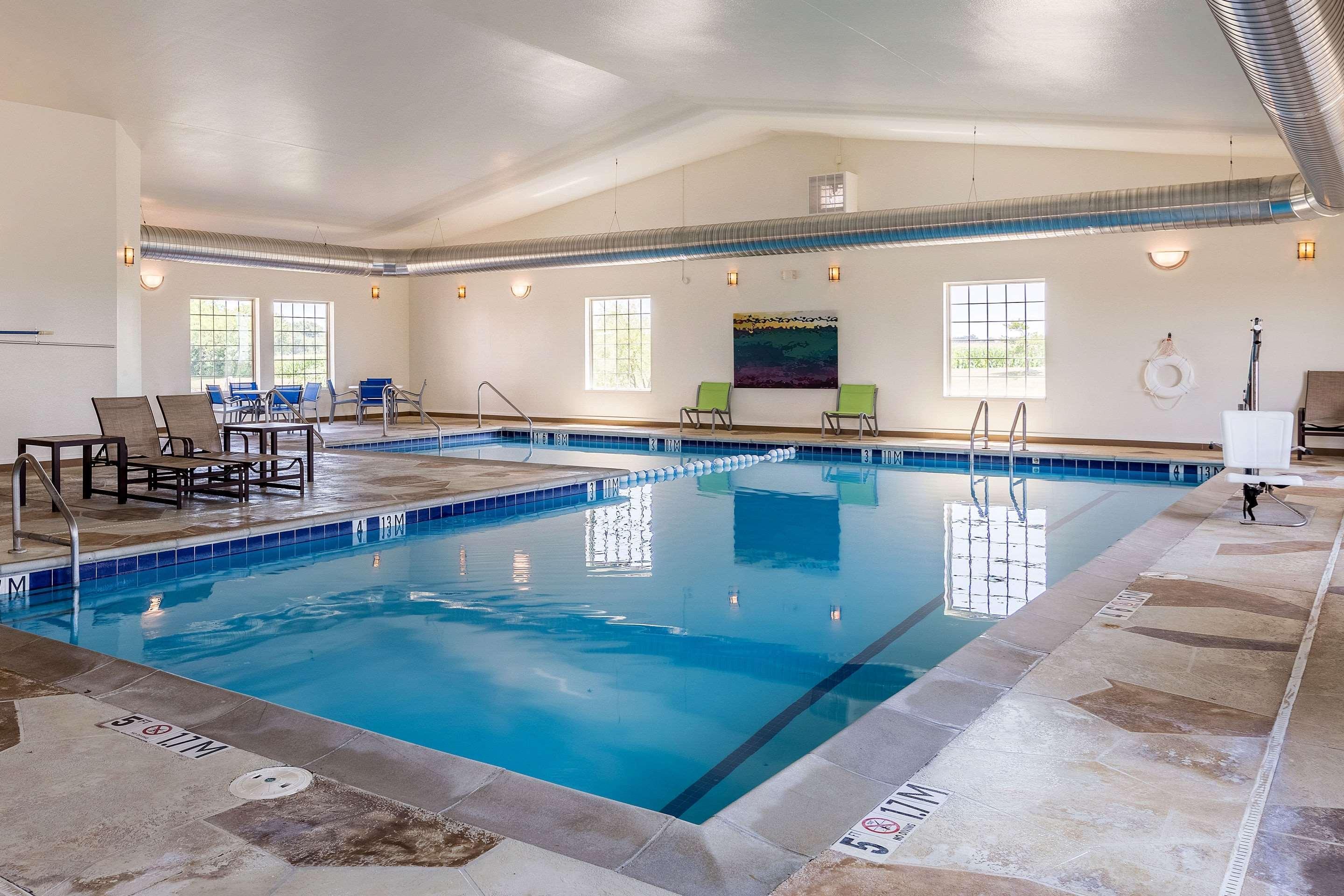 Comfort Suites Burlington Bagian luar foto