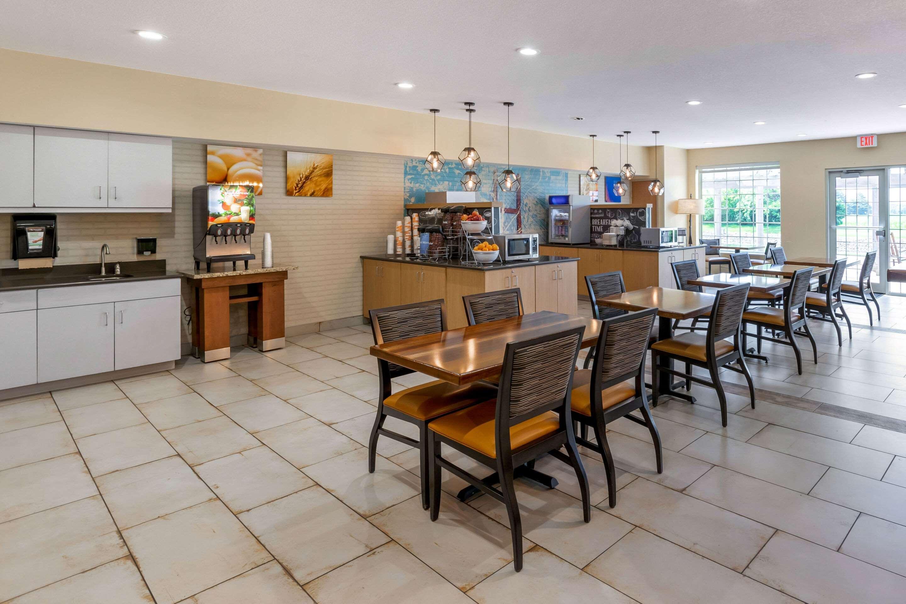 Comfort Suites Burlington Bagian luar foto