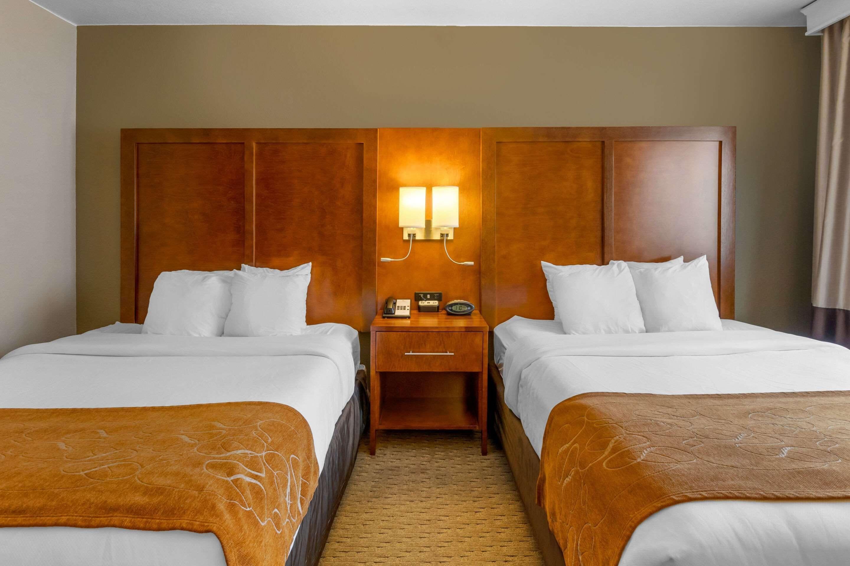Comfort Suites Burlington Bagian luar foto