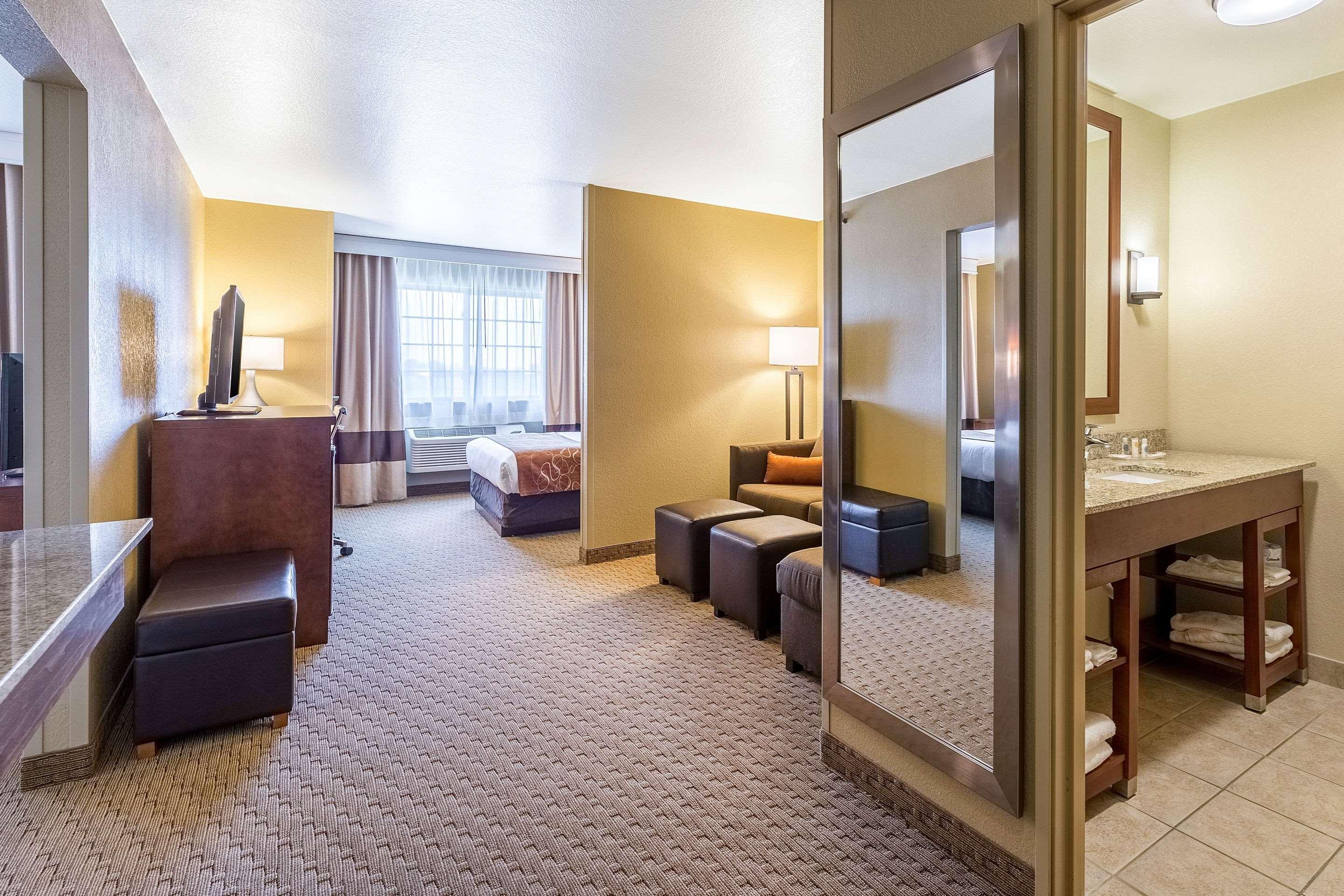 Comfort Suites Burlington Bagian luar foto