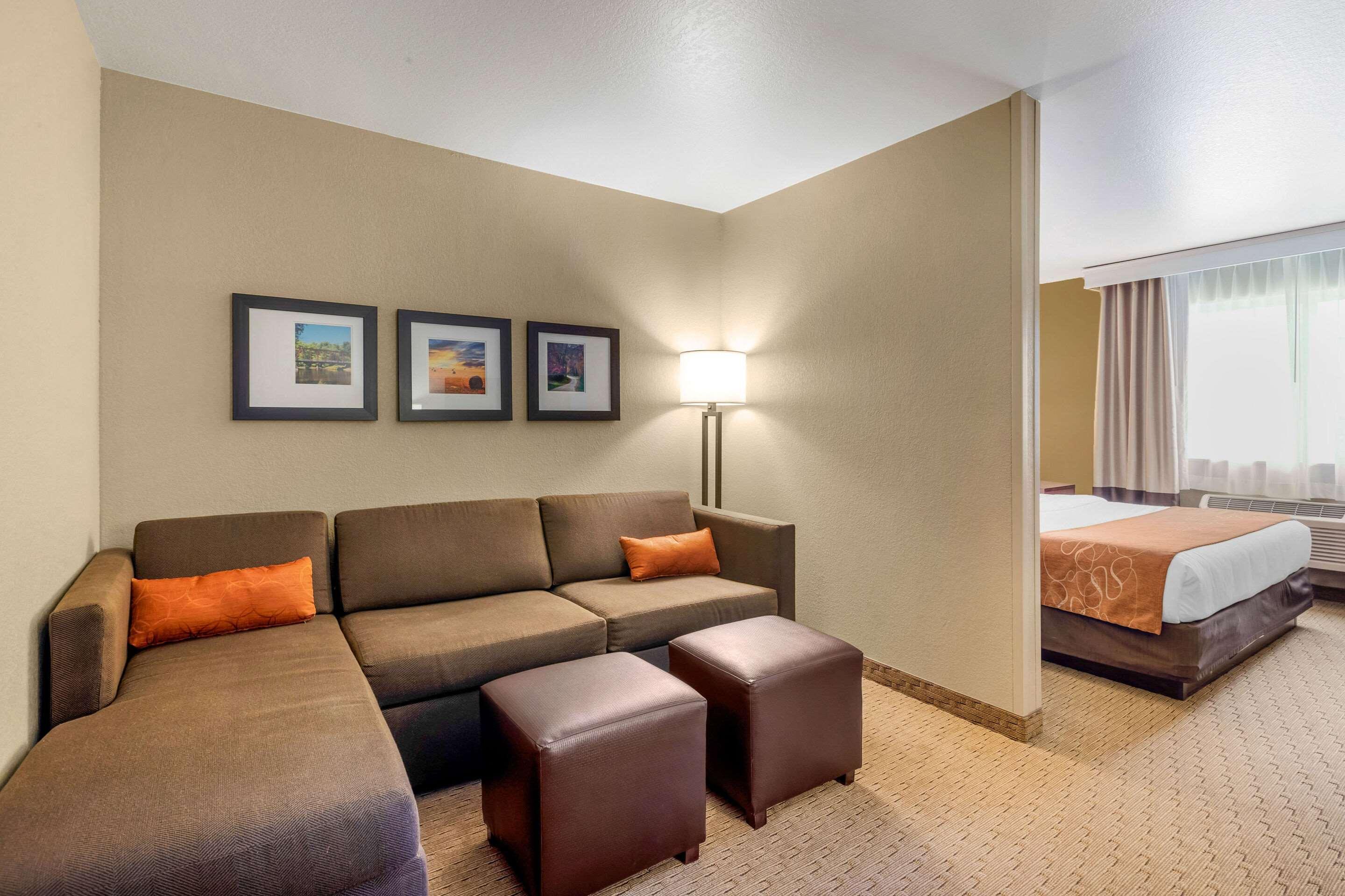 Comfort Suites Burlington Bagian luar foto